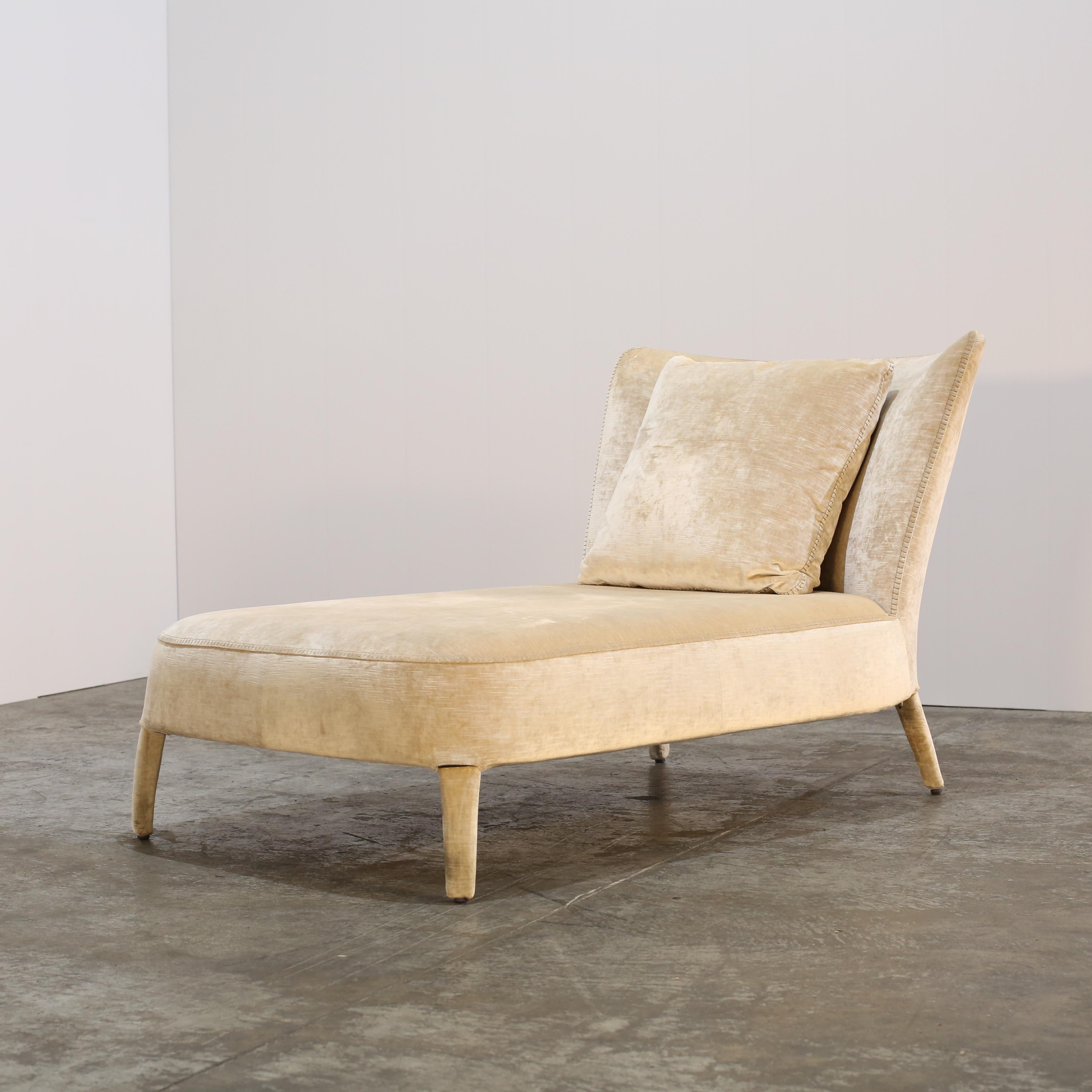 Voici la chaise longue Febo de Maxalto, un ajout luxueux à tout espace de vie. Fabriquée avec les matériaux les plus nobles, cette chaise longue respire l'élégance et la sophistication. Le design épuré est doté d'un dossier incurvé et d'un