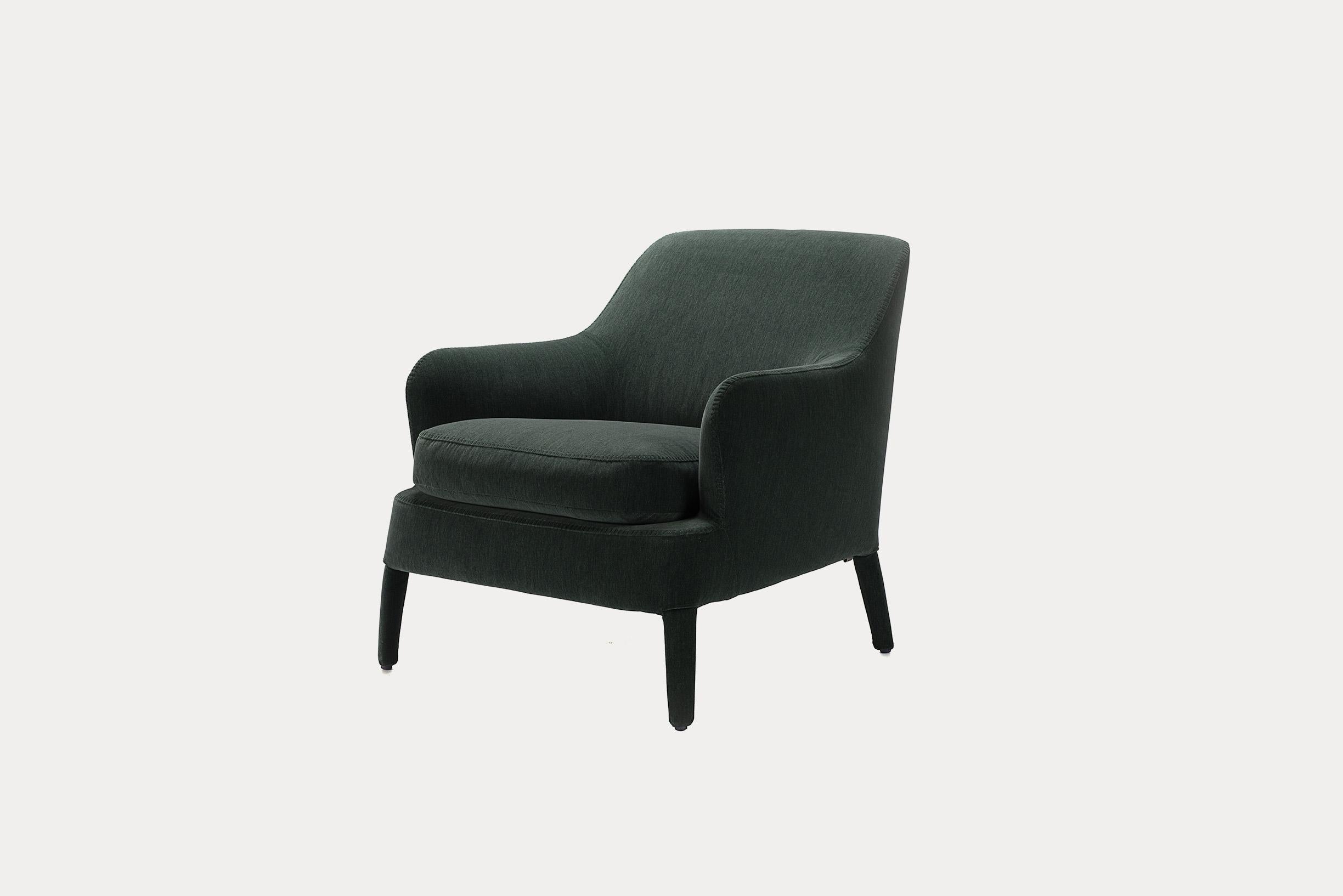 Febo is an armchair that carries with it the memory of a traditional design distinguished by a large enveloping back without armrests. This elegant armchair is distinguished by a high, enveloping back. This armchair in MaxAlto Luni Green Velvet