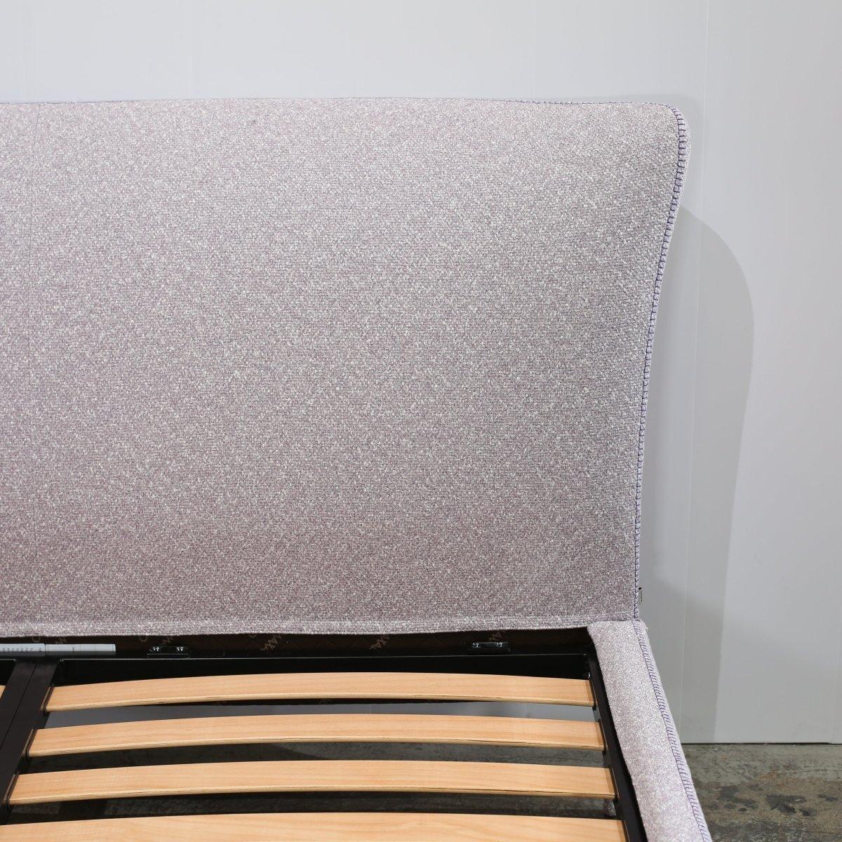 Ti presentiamo il bellissimo letto Febo di Maxalto. Realizzato con materiali di alta qualità e un'attenzione impeccabile ai dettagli, questo letto emana eleganza e comfort. Il design elegante e l'imbottitura soffice offrono un perfetto equilibrio