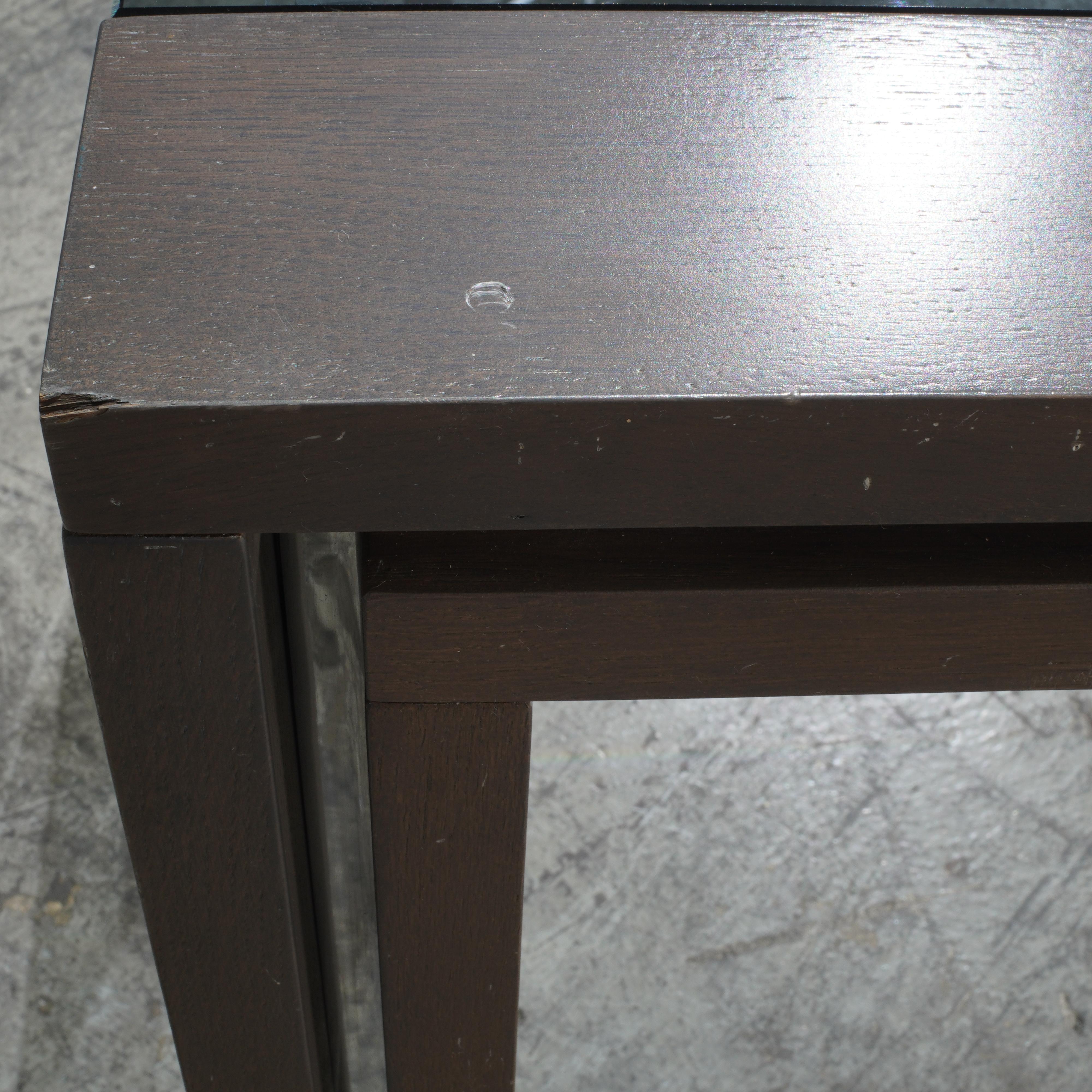 La table de salle à manger Maxalto Max d'Antonio Citterio est une pièce remarquable qui incarne l'élégance minimaliste avec des lignes audacieuses et architecturales. Sa finition noire élégante met en valeur sa silhouette sophistiquée, tandis que la