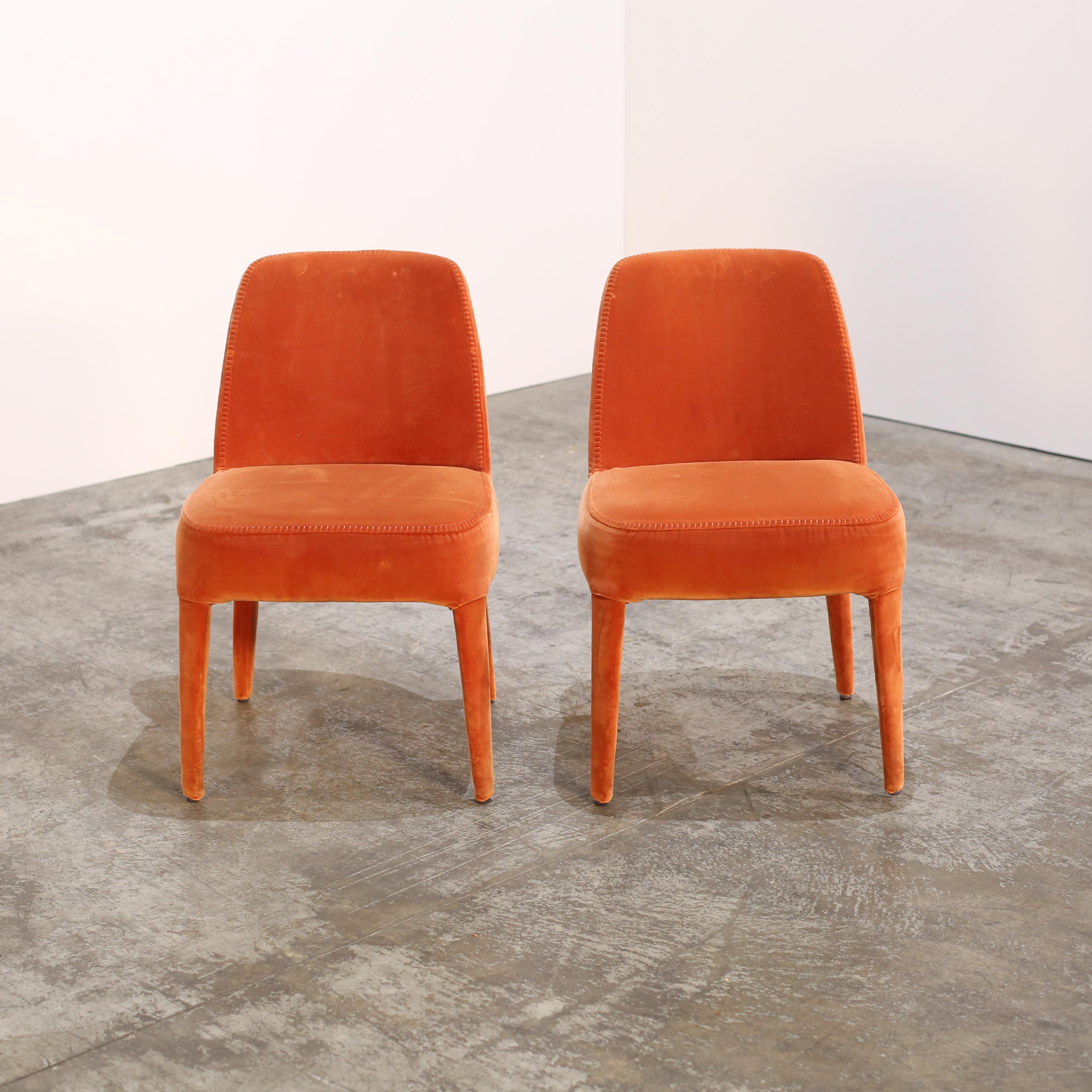 Ti presentiamo la sedia da pranzo Febo Orange di Maxalto, un'aggiunta straordinaria a qualsiasi spazio da pranzo. Realizzata con la massima attenzione ai dettagli, questa sedia presenta un'elegante seduta e uno schienale in velluto arancione,