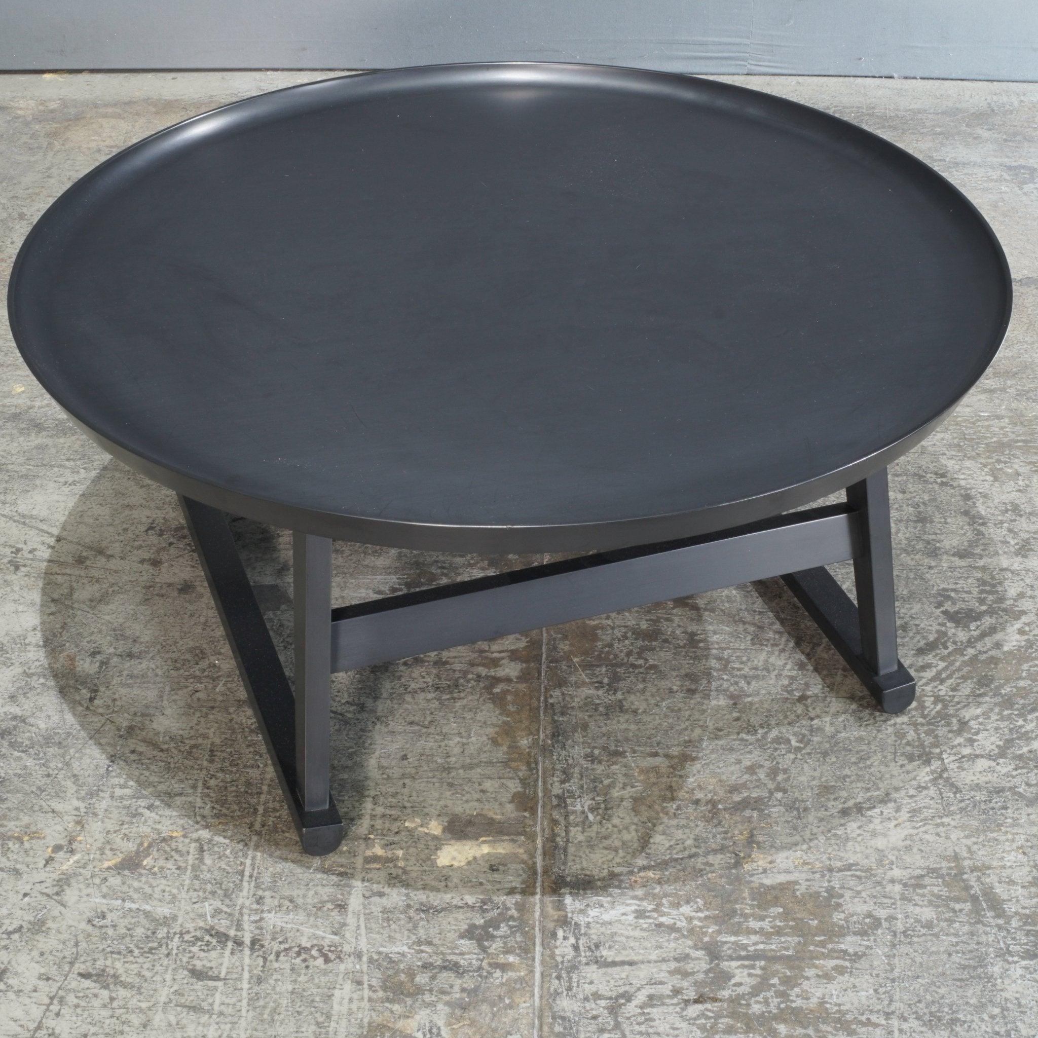 La table basse Maxalto Recipio '14 d'Antonio Citterio est une incarnation de l'élégance intemporelle et du design fonctionnel. Cette table basse ronde présente un plateau en bois joliment incurvé, soutenu par de gracieux pieds fuselés. Fabriquée