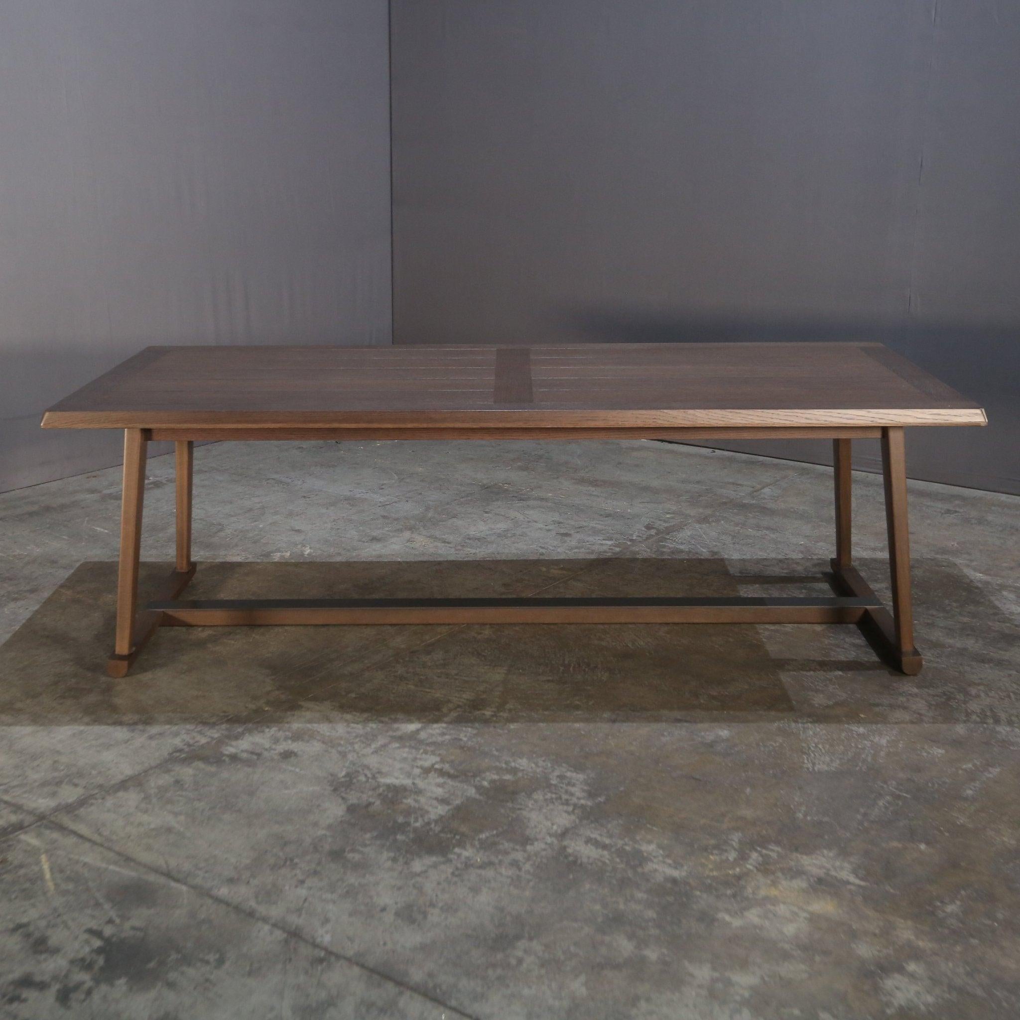 Introducing the Recipio Dining Table by renowned designer Antonio Citterio for Maxalto. This stunning piece features a sleek and modern design, with a rectangular top crafted from luxurious wood veneer. Perfect for hosting intimate dinner parties or
