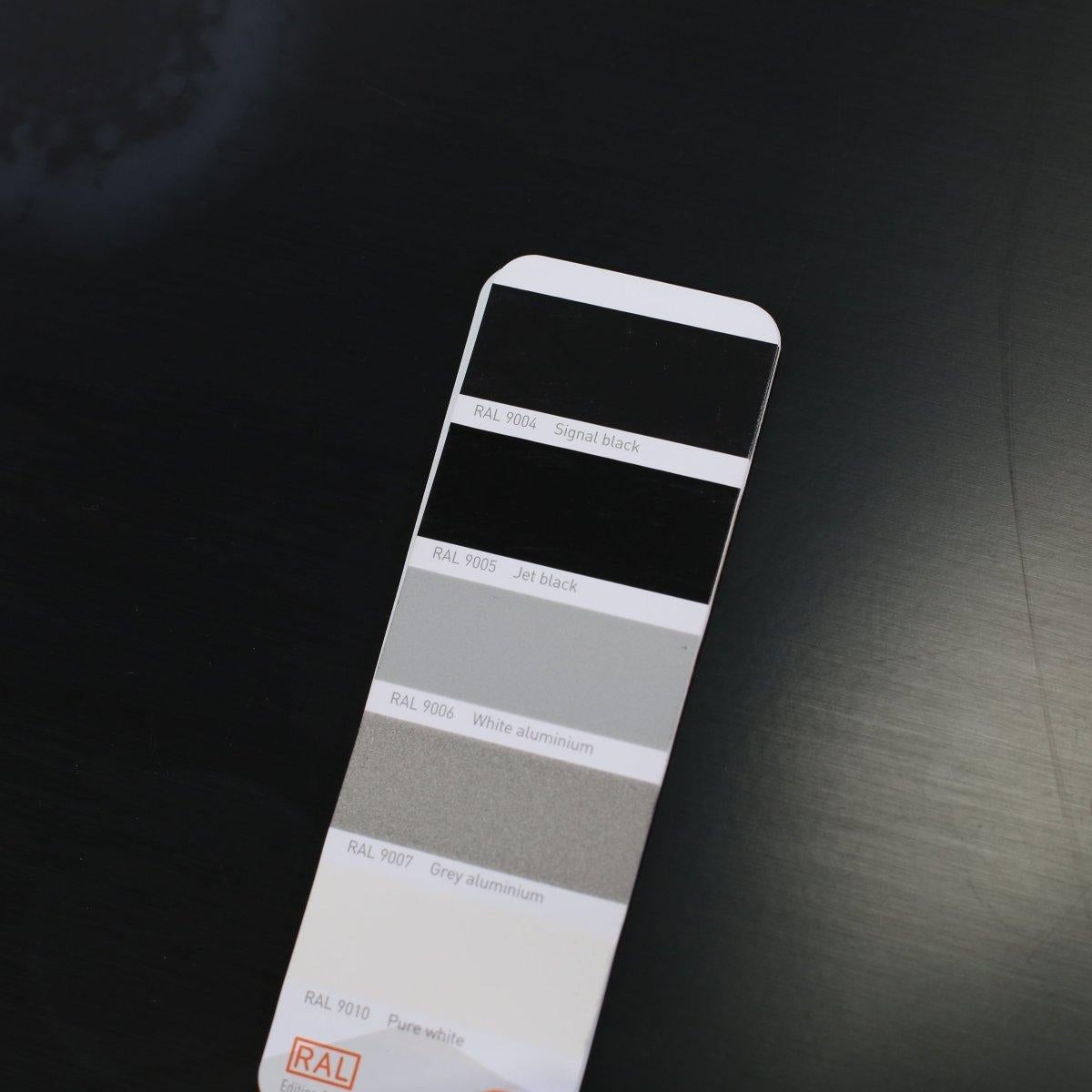 Der elegante und raffinierte Recipio Beistelltisch von Maxalto. Das mit viel Liebe zum Detail gefertigte Stück besticht durch sein schlichtes und modernes Design, das jeden Wohnbereich aufwertet. Der Tisch ist aus hochwertigen MATERIALEN gefertigt,