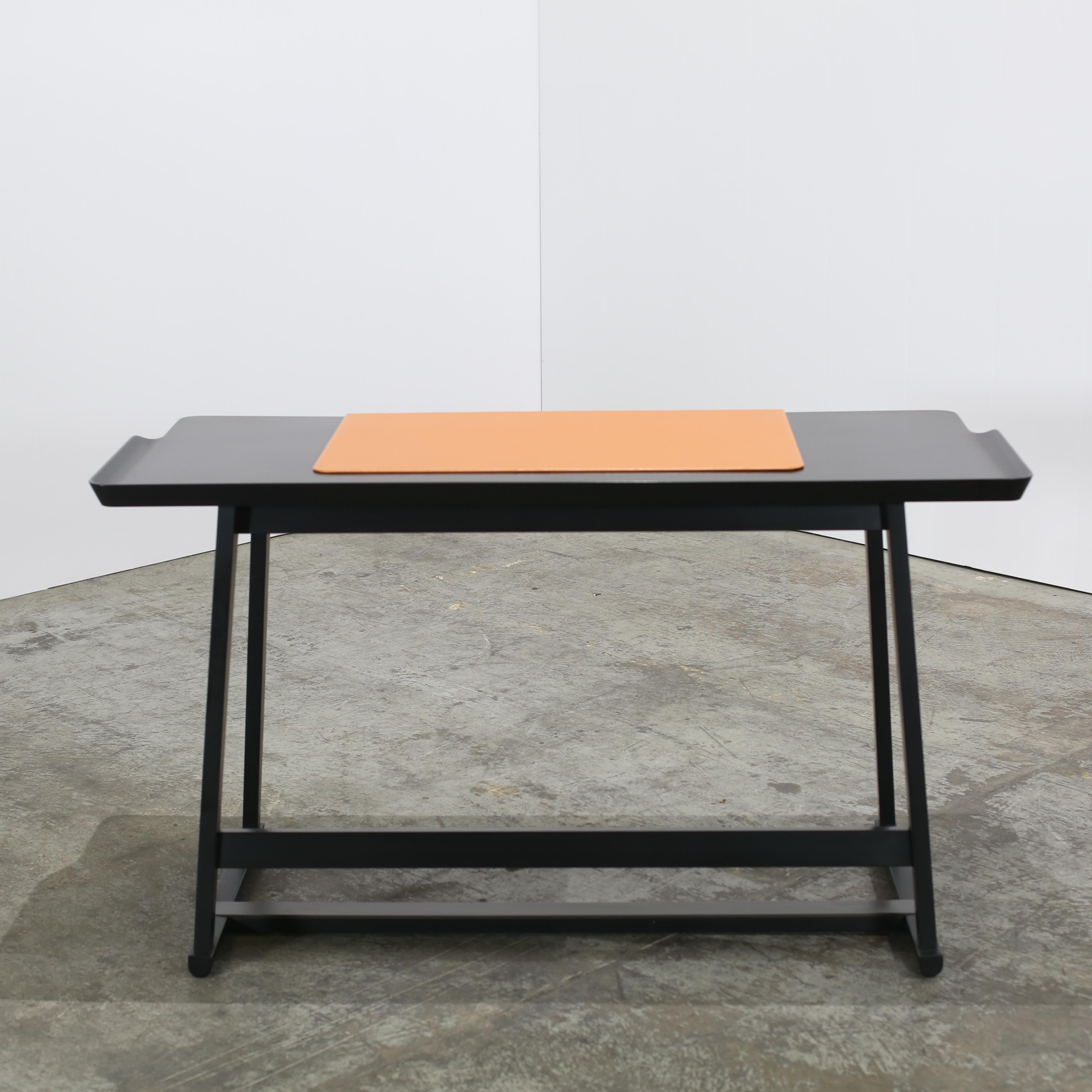 Eleva tu espacio de trabajo con el escritorio y la silla Recipio de Maxalto. Este impresionante escritorio combina un diseño elegante con características funcionales, lo que lo convierte en el complemento perfecto para cualquier despacho o estudio