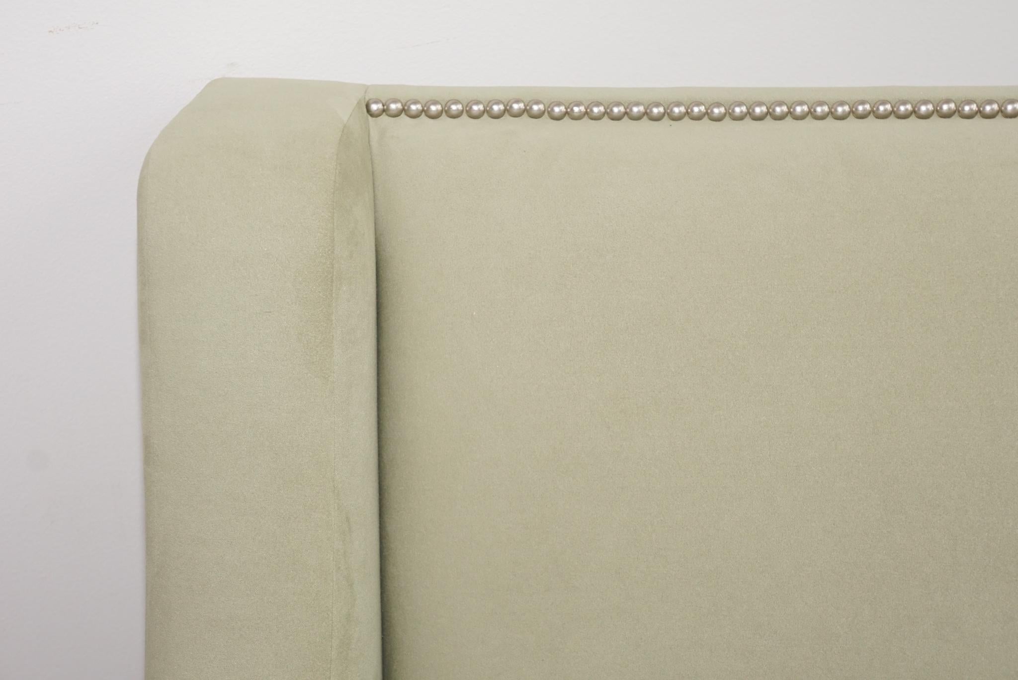 Maxfield Zeitgenössisches dreisitziges, maßgeschneidertes Sofa mit gerader Rückenlehne (amerikanisch) im Angebot
