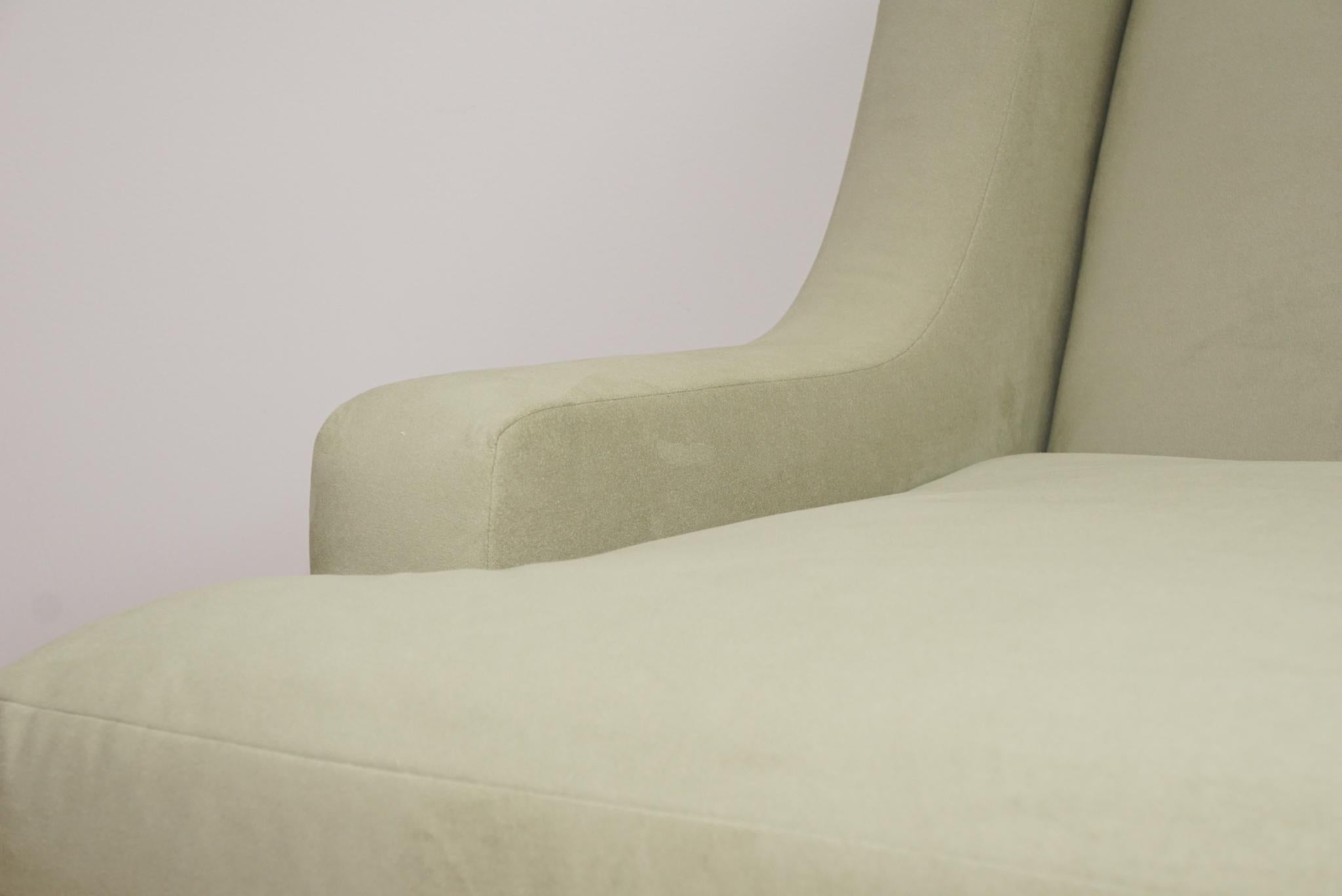 Maxfield Zeitgenössisches dreisitziges, maßgeschneidertes Sofa mit gerader Rückenlehne im Zustand „Neu“ im Angebot in Hudson, NY