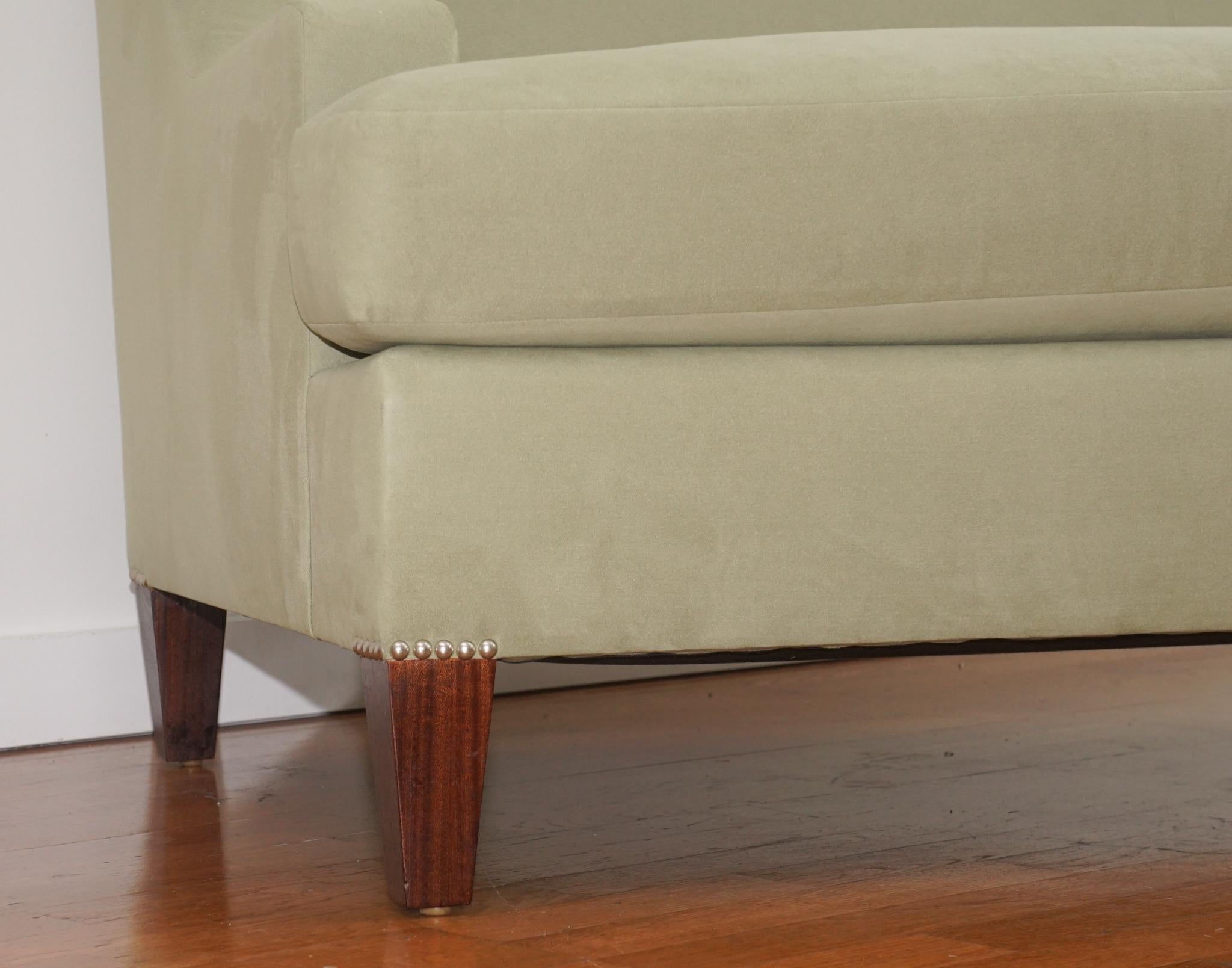 Maxfield Zeitgenössisches dreisitziges, maßgeschneidertes Sofa mit gerader Rückenlehne (21. Jahrhundert und zeitgenössisch) im Angebot