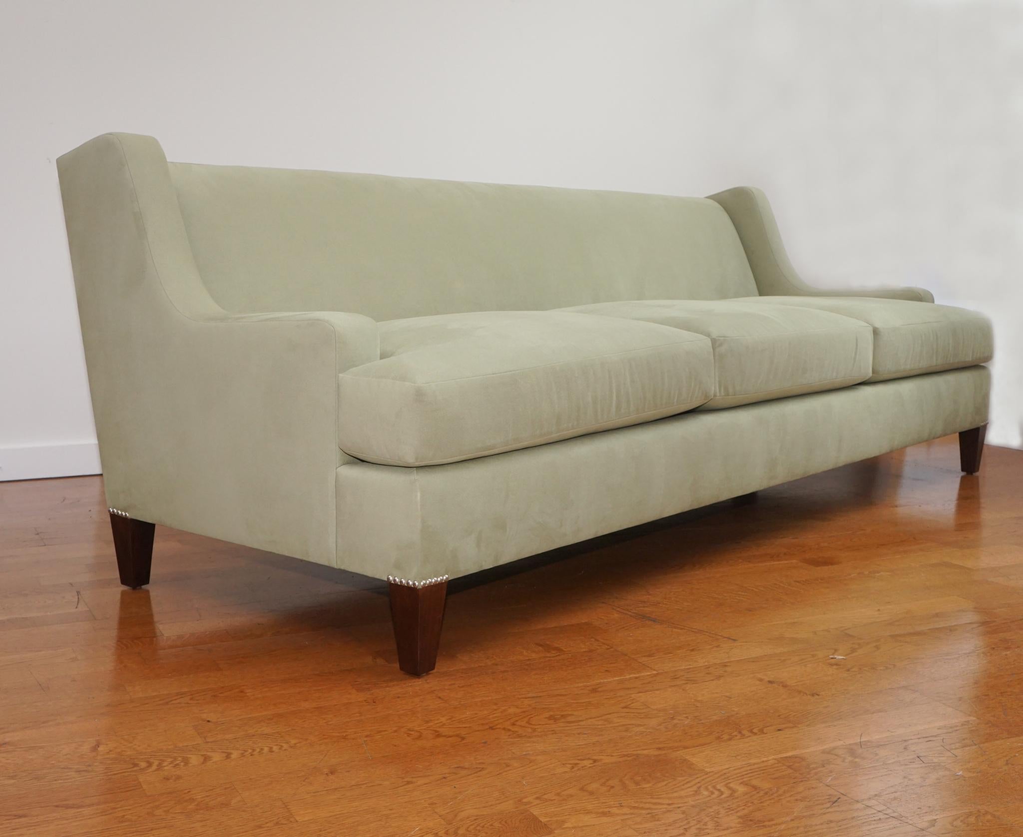 Maxfield Zeitgenössisches dreisitziges, maßgeschneidertes Sofa mit gerader Rückenlehne (Polster) im Angebot