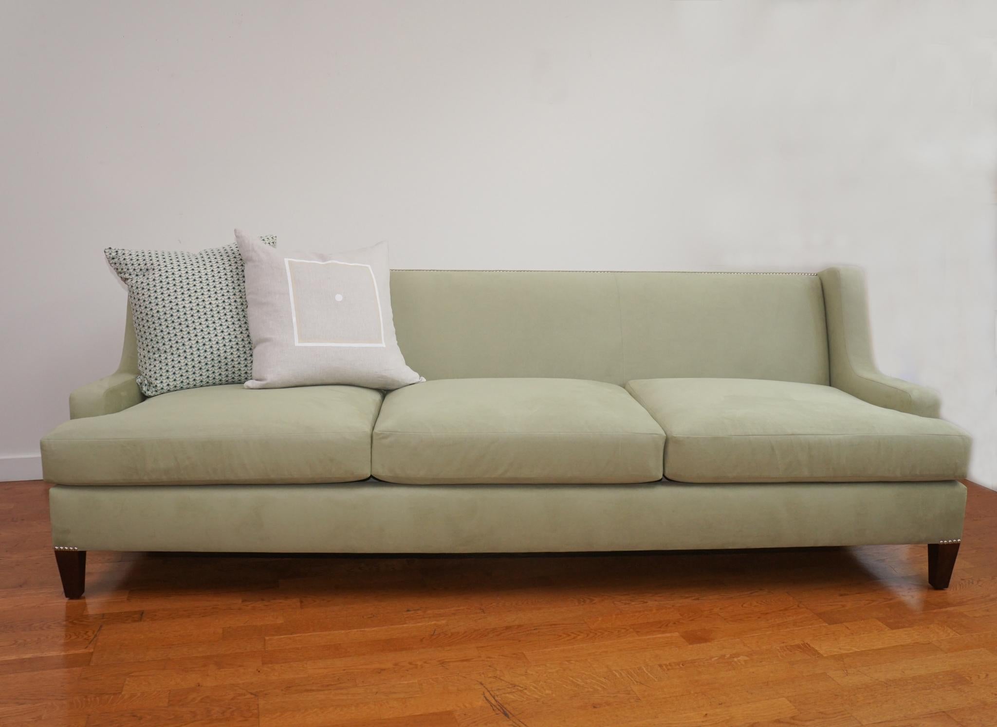 Maxfield Zeitgenössisches dreisitziges, maßgeschneidertes Sofa mit gerader Rückenlehne im Angebot 2