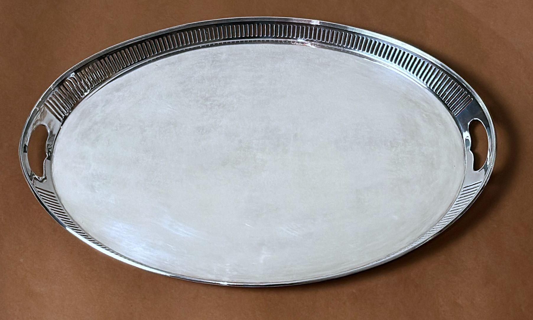 Tardo vittoriano Maxfield & Sons Vassoio inglese in stile vittoriano placcato in argento con bordo a ringhiera in vendita