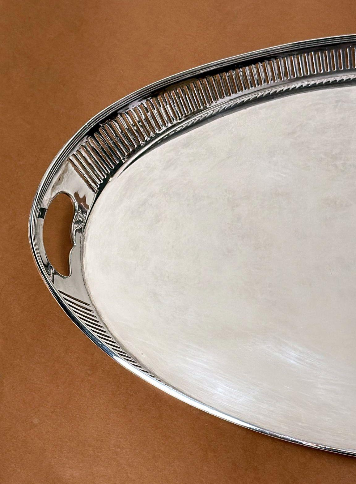 Britannico Maxfield & Sons Vassoio inglese in stile vittoriano placcato in argento con bordo a ringhiera in vendita