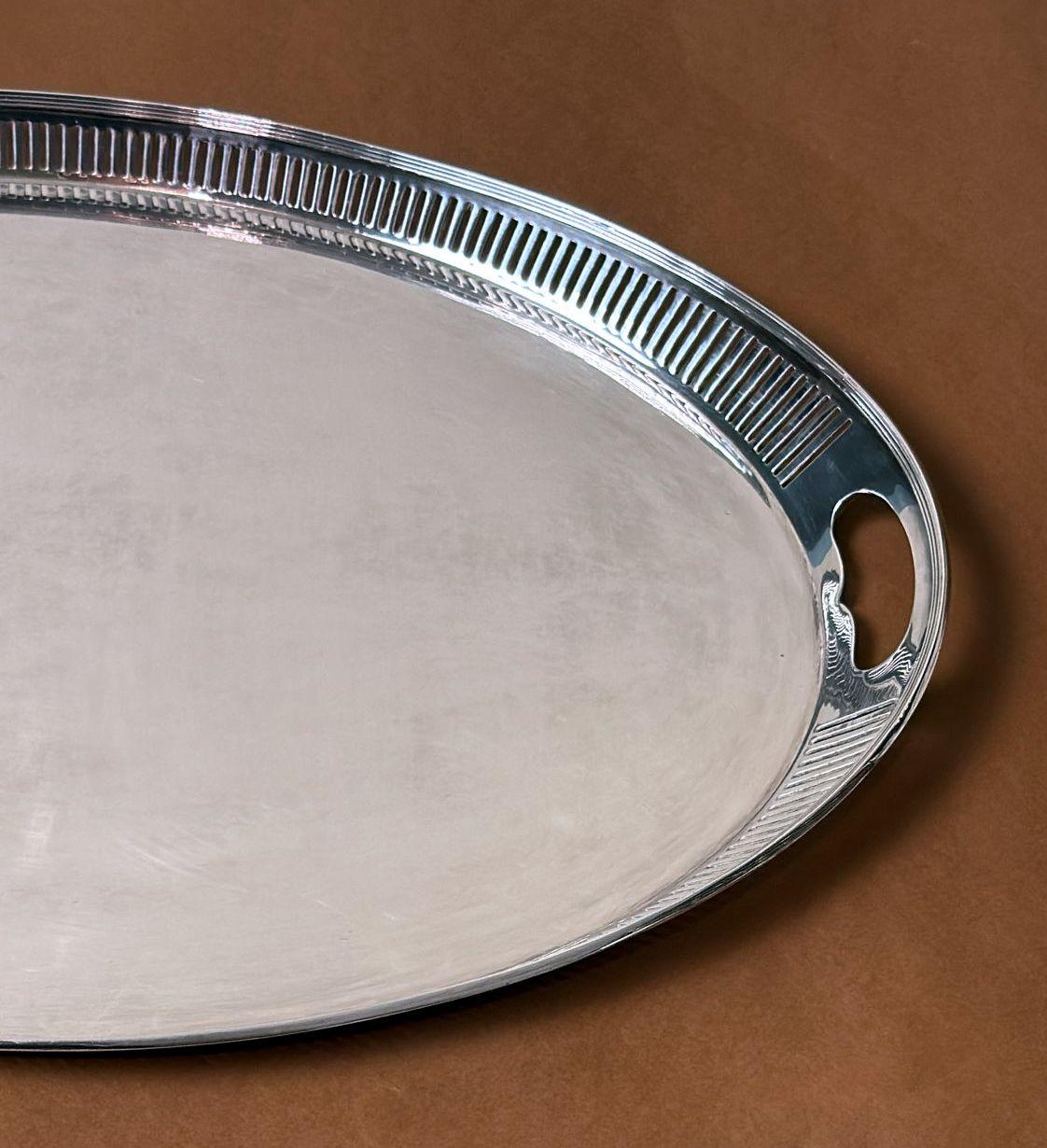 Fatto a mano Maxfield & Sons Vassoio inglese in stile vittoriano placcato in argento con bordo a ringhiera in vendita