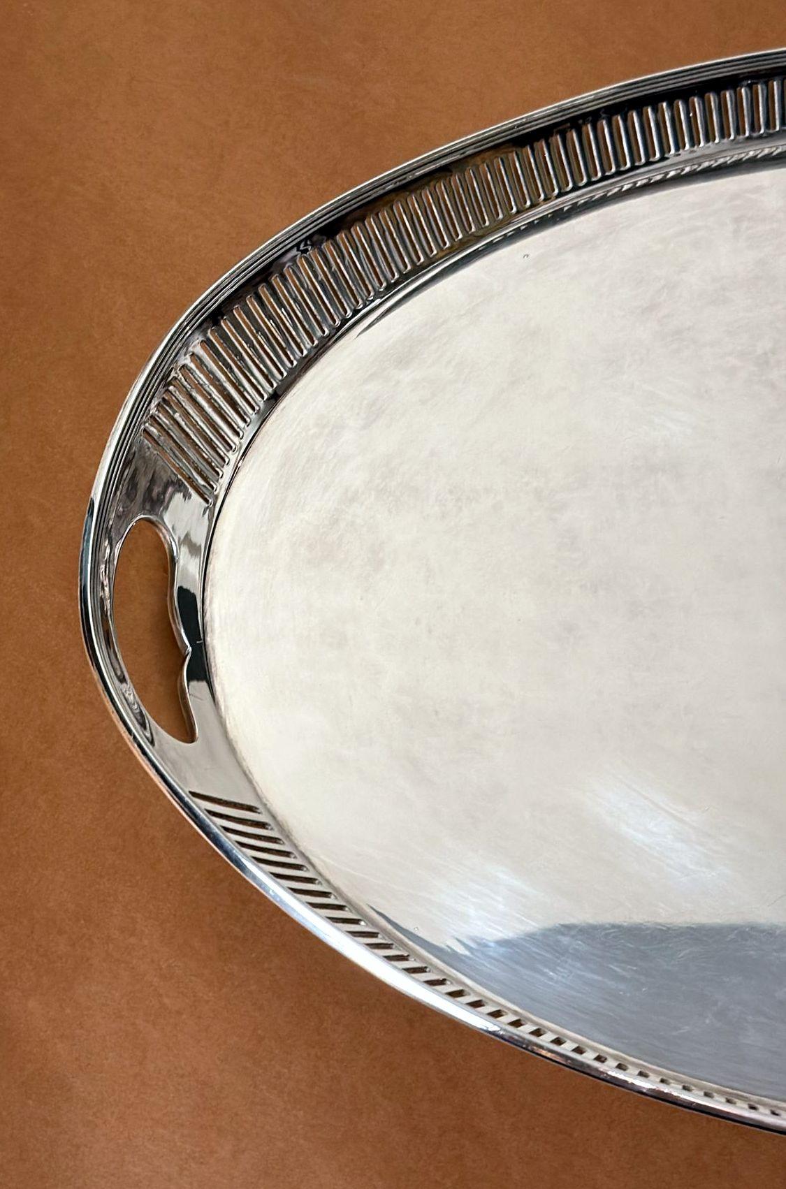 Maxfield & Sons Vassoio inglese in stile vittoriano placcato in argento con bordo a ringhiera In condizioni buone in vendita a Prato, Tuscany