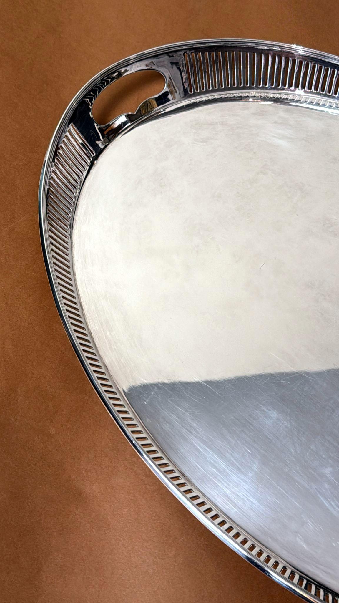 XIX secolo Maxfield & Sons Vassoio inglese in stile vittoriano placcato in argento con bordo a ringhiera in vendita