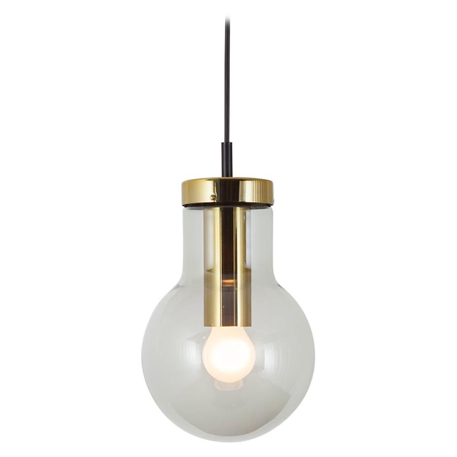 Small size version. Light smoked glass with brass colored metal socket.
 
In the early 1960s, RAAK produced this extraordinary pendant in 3 different sizes, named according to the logic of their striking design. The shape of the pendant -familiar