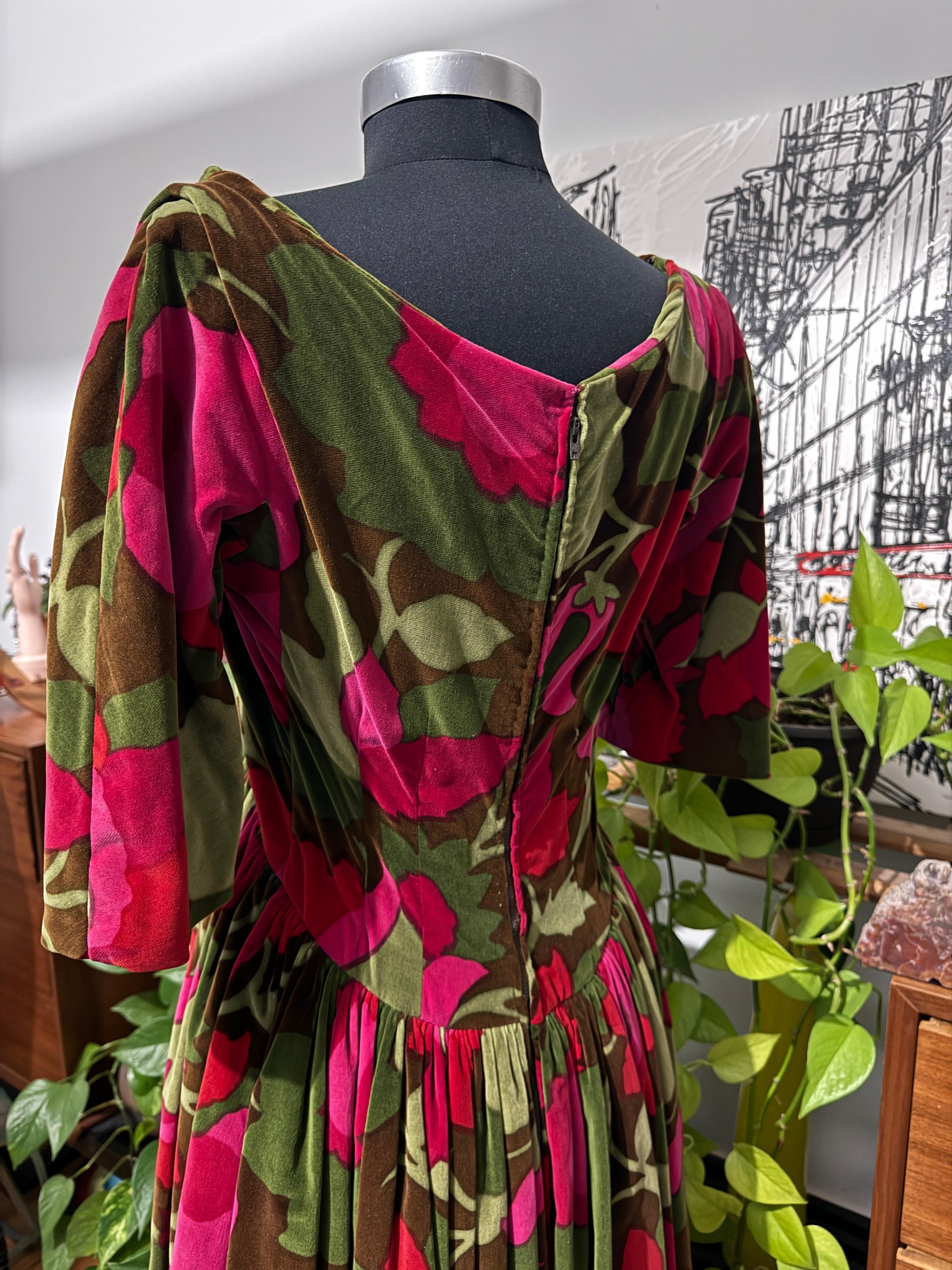 Maxi Vestido Evelyn Byrnes Floral Naranja y Rojo Años 70 Bergdorf Goodman en venta 10