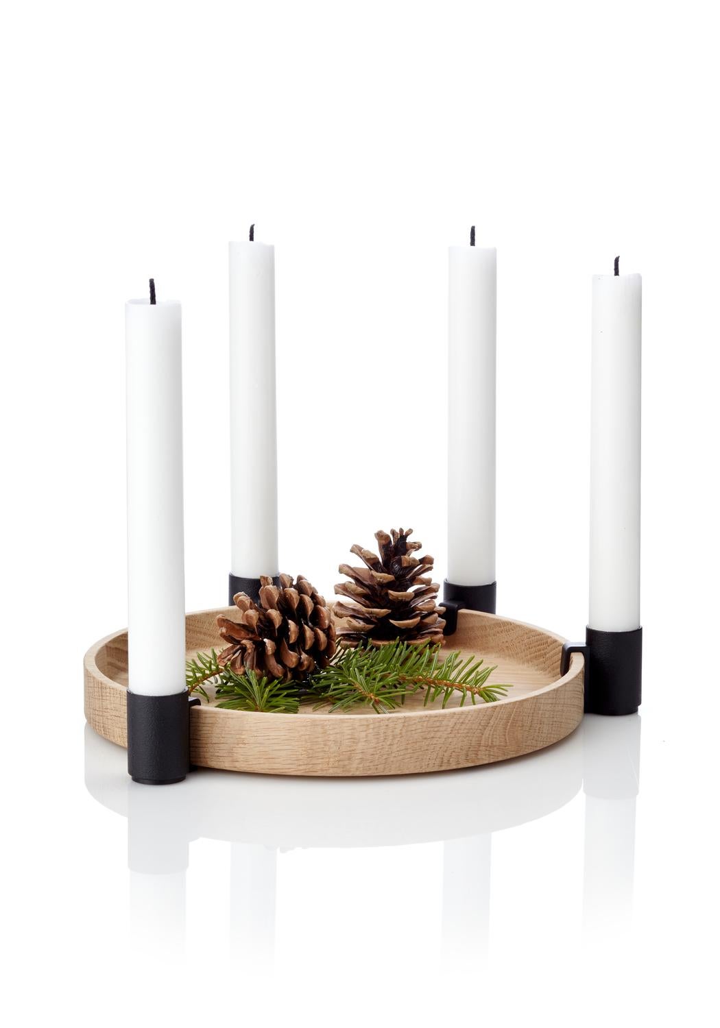 Portacandele e vassoio Maxi Luna Black di Applicata
Dimensioni: D. 33 x L. 33 x H. 3,7 cm
Materiali: Metallo, Oak.

Disponibile con portacandele neri o in ottone.

L'idea era quella di progettare un portacandele che potesse essere utilizzato tutto