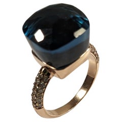 Maxi Nudo Topaz Blue London in Anello in oro 18 carati con pavé di diamanti
