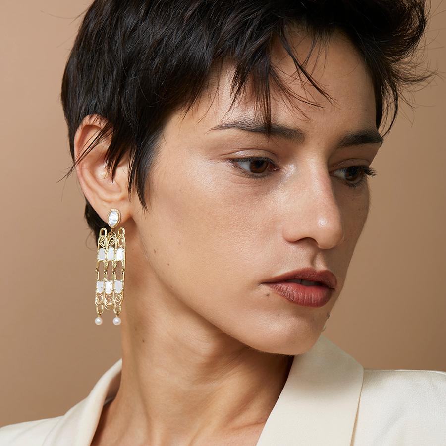 Artisan Grandes boucles d'oreilles chandelier en or 14 carats et perles de style filigrane par Mon Pilar  en vente