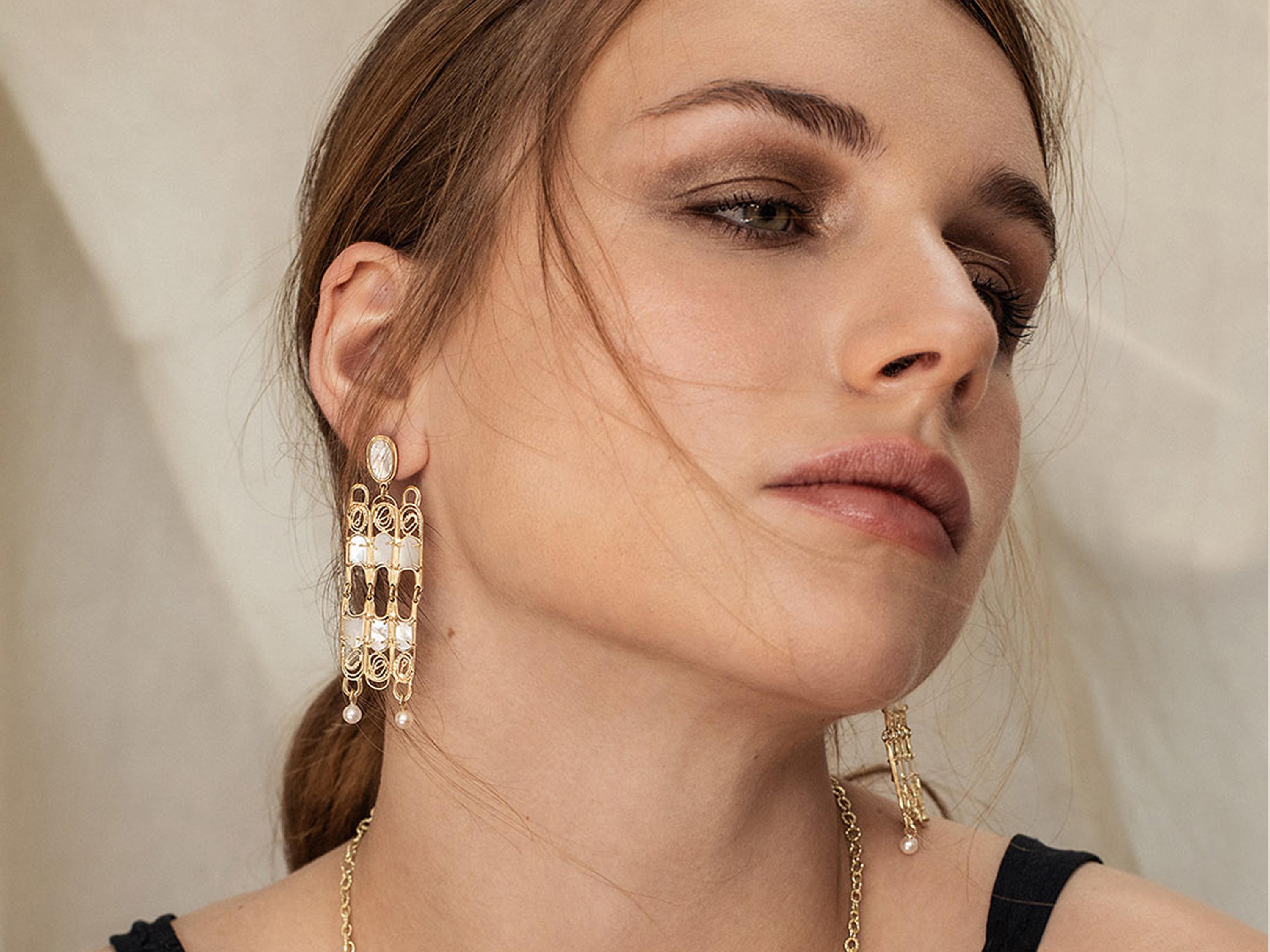 Perle Grandes boucles d'oreilles chandelier en or 14 carats et perles de style filigrane par Mon Pilar  en vente