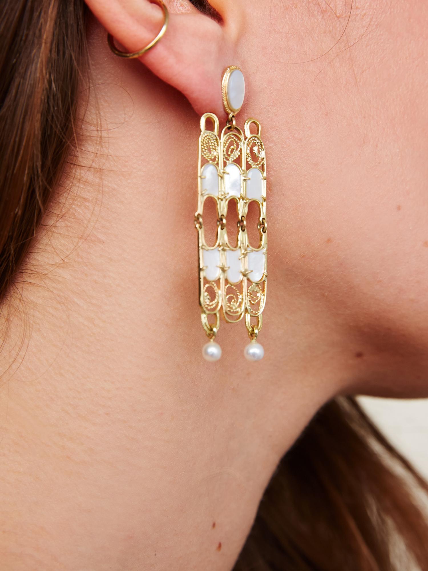 Grandes boucles d'oreilles chandelier en or 14 carats et perles de style filigrane par Mon Pilar  Neuf - En vente à Brooklyn, NY