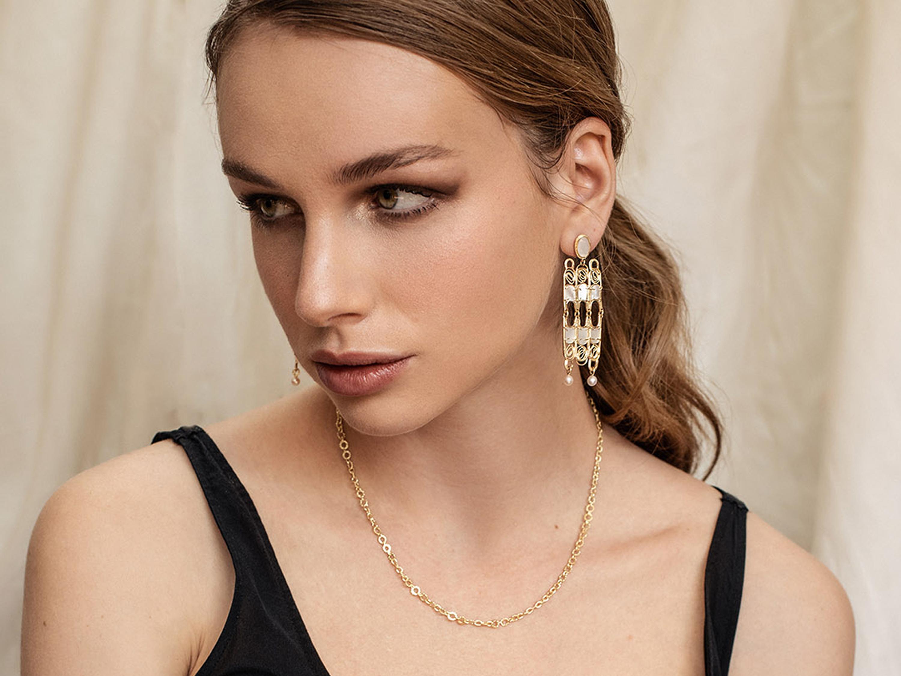 Grandes boucles d'oreilles chandelier en or 14 carats et perles de style filigrane par Mon Pilar  Pour femmes en vente