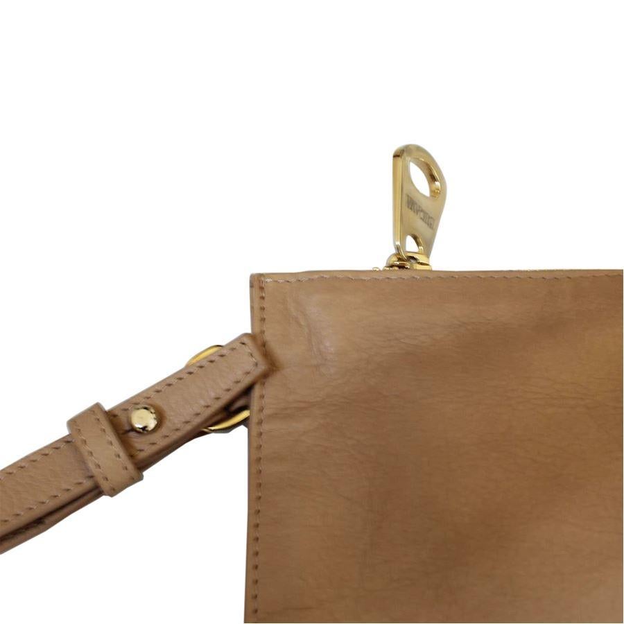 Leather Camel color Zip closure Internal zip pocket Cm 35 x 23 (13.7 x 9 inches)
