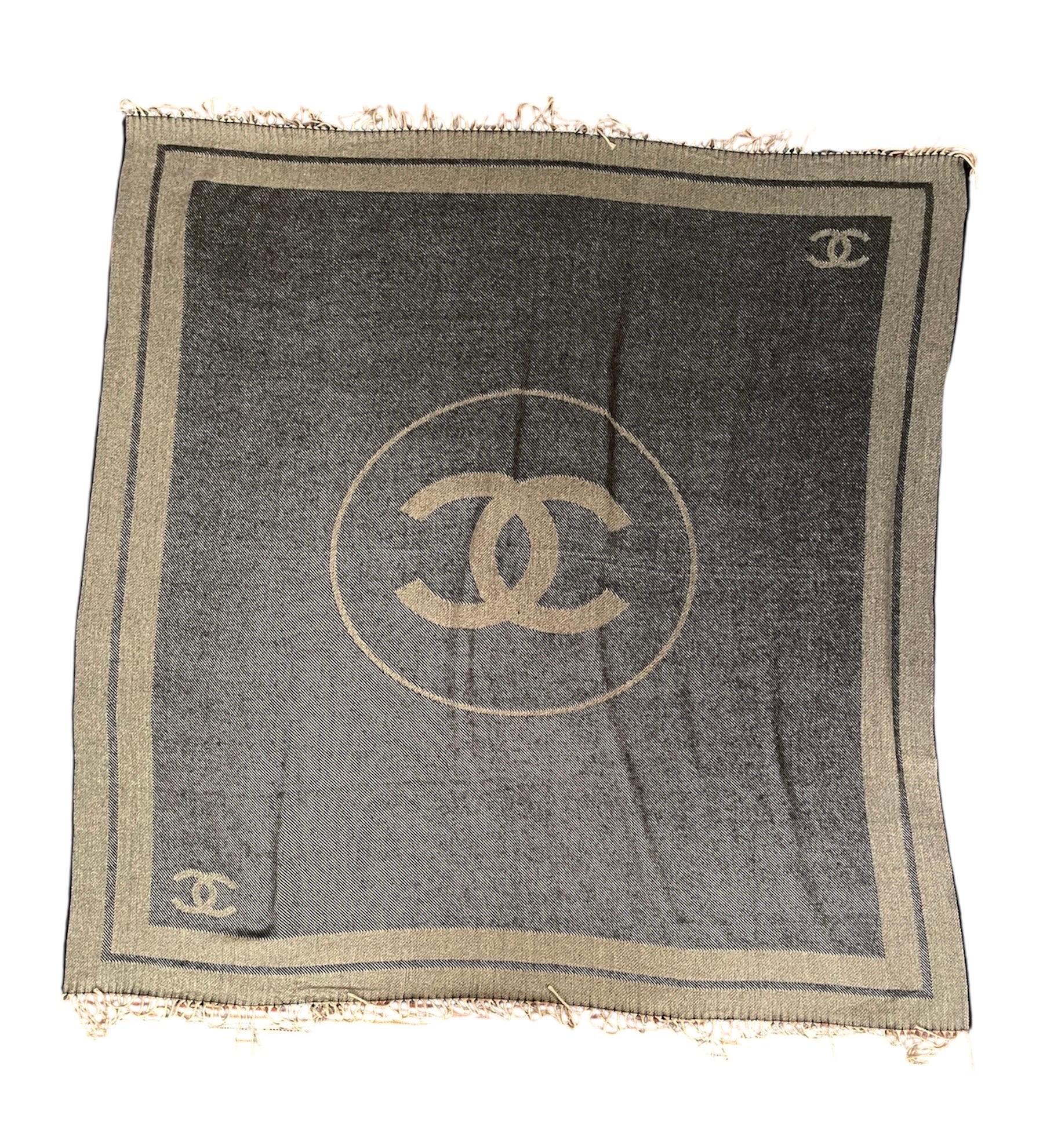 Maxi stola o plaid in cashmere Chanel nei toni del grigio mélange. Misura 138x138cm con frange su due lati, nuovo mai indossato.