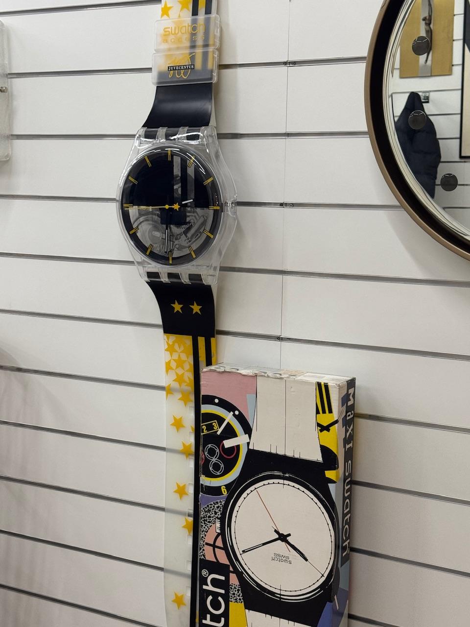 MAXI SWATCH JUVENTUS 1997 CENTENARIO JUVECENTUS.

In ottime condizioni conservative, presente qualche lievissimo segno del tempo dovuto all’età.

Con scatola originale

Articolo rarissimo

Altezza oltre 2 m
