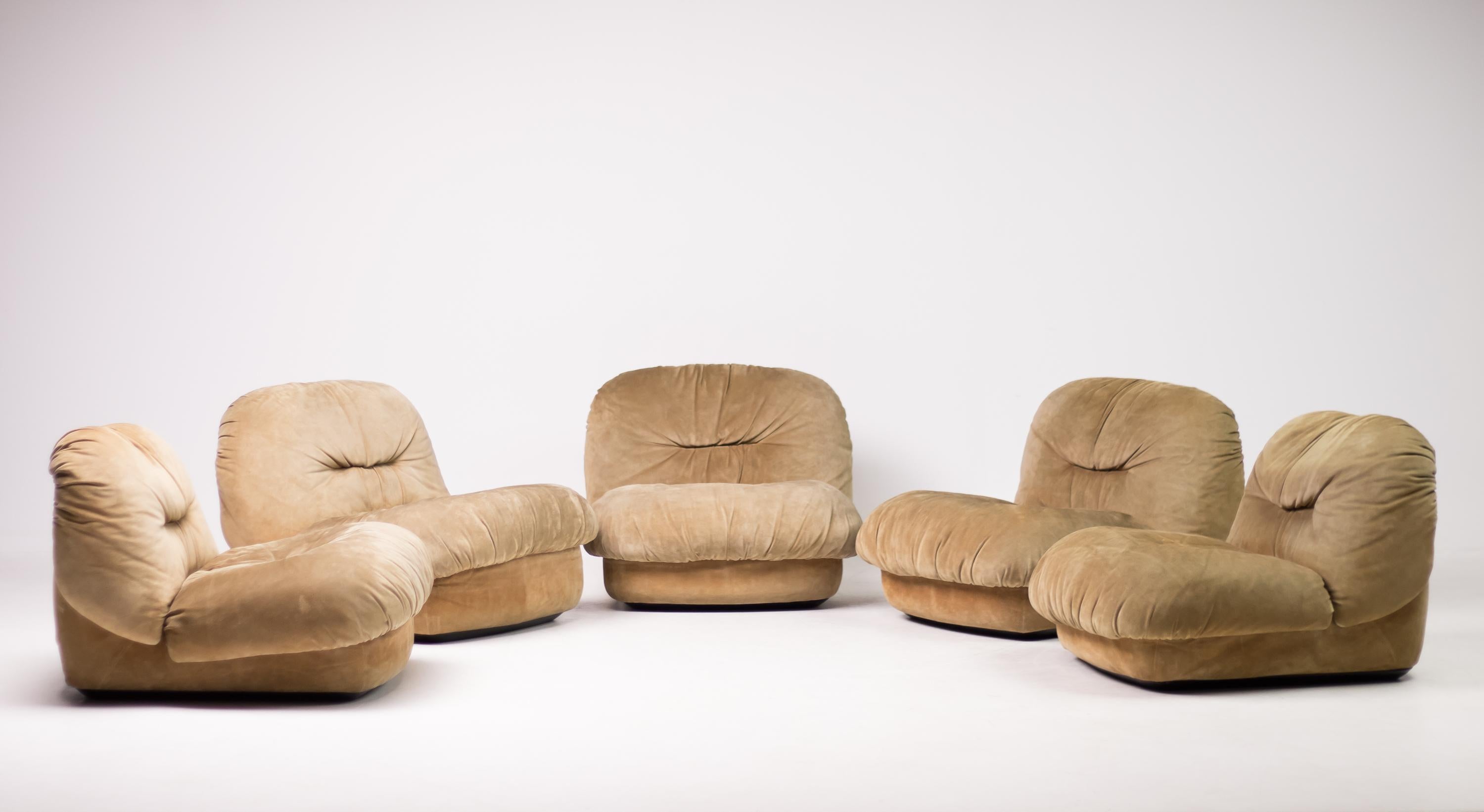 Very rare Maxijumbo modular elements designed by architect Alberto Rosselli for Saporiti.
Can be used as separate lounge chairs or together as a segmented sofa.
Made in butter soft suede, professionally cleaned.
Marked underneath the bases and