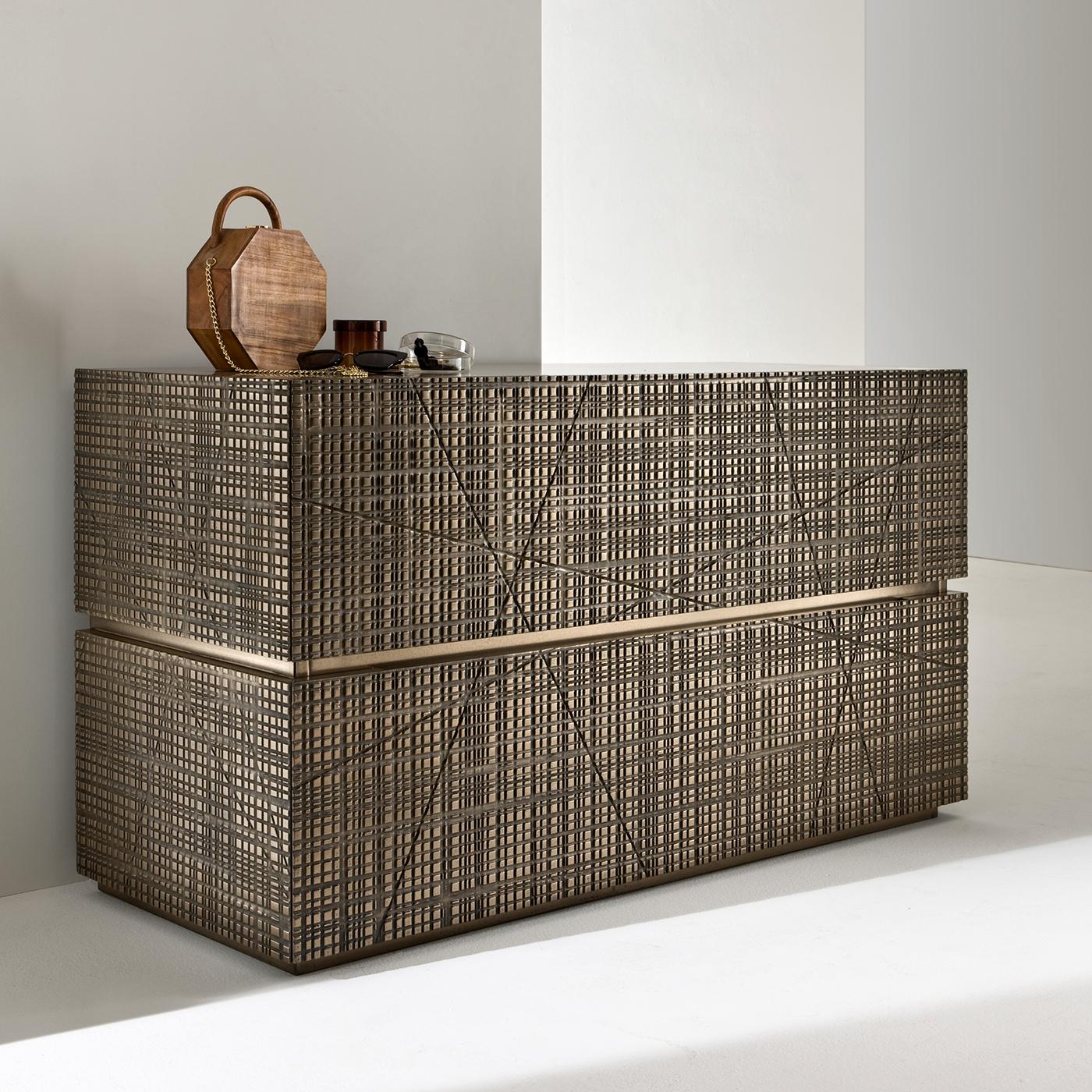 Part of the Maxima collection, this stunning chest of drawers is a superb object of functional decor. The distinctive element of this piece is the carved front, featuring an abstract series of cuts with a Liquid Metal finish in light bronze. The