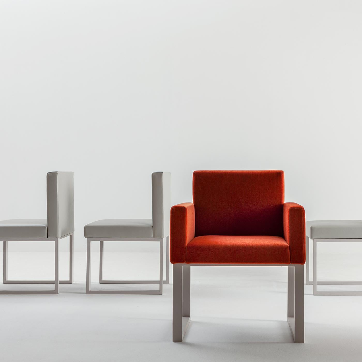 Der Maxima Chair von Bartoli Design ist sehr bequem und hat wunderschöne einfache Linien. Er ist aus Holz gefertigt und mit hochwertigem Stoff oder Leder gepolstert. Die Beine können in einer Reihe von Holztönen oder lackiert in jeder Farbe der