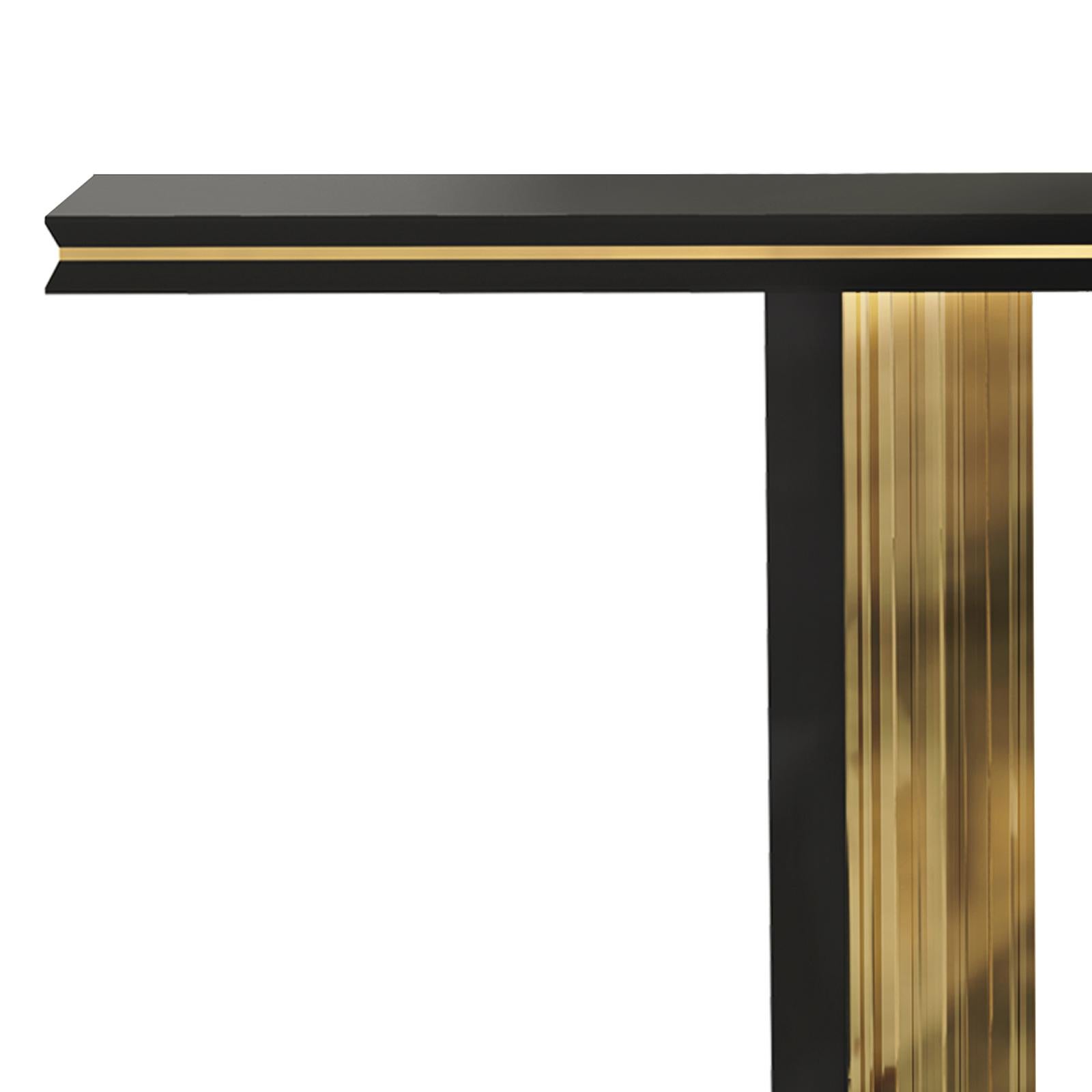 Table console Maxima en bois laqué noir
et avec du laiton massif poli et plaqué or.