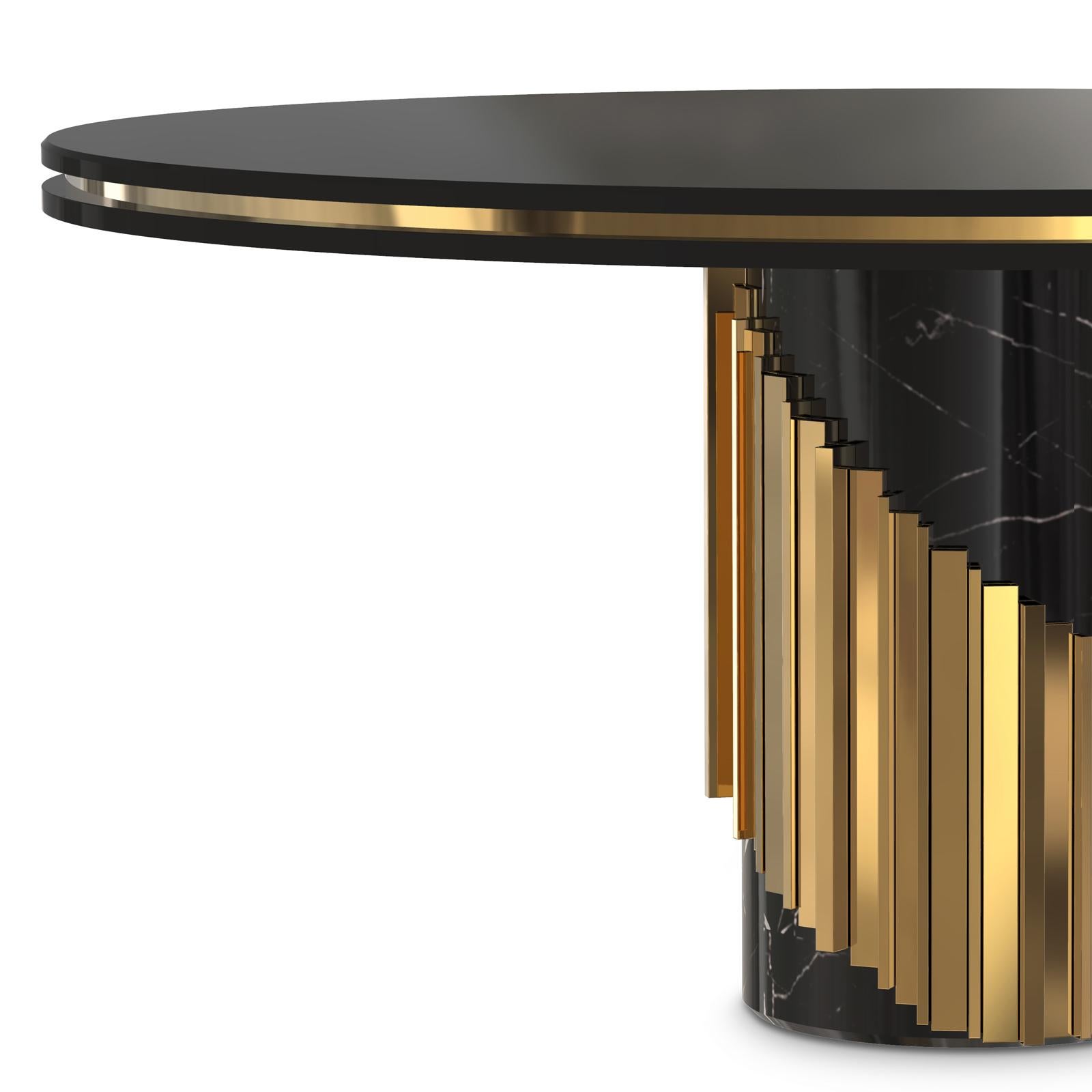 Table maxima ronde avec plateau en bois laqué noir
avec bord en laiton poli autour. Sur socle en marbre noir
avec des tiges en laiton poli autour de la base.