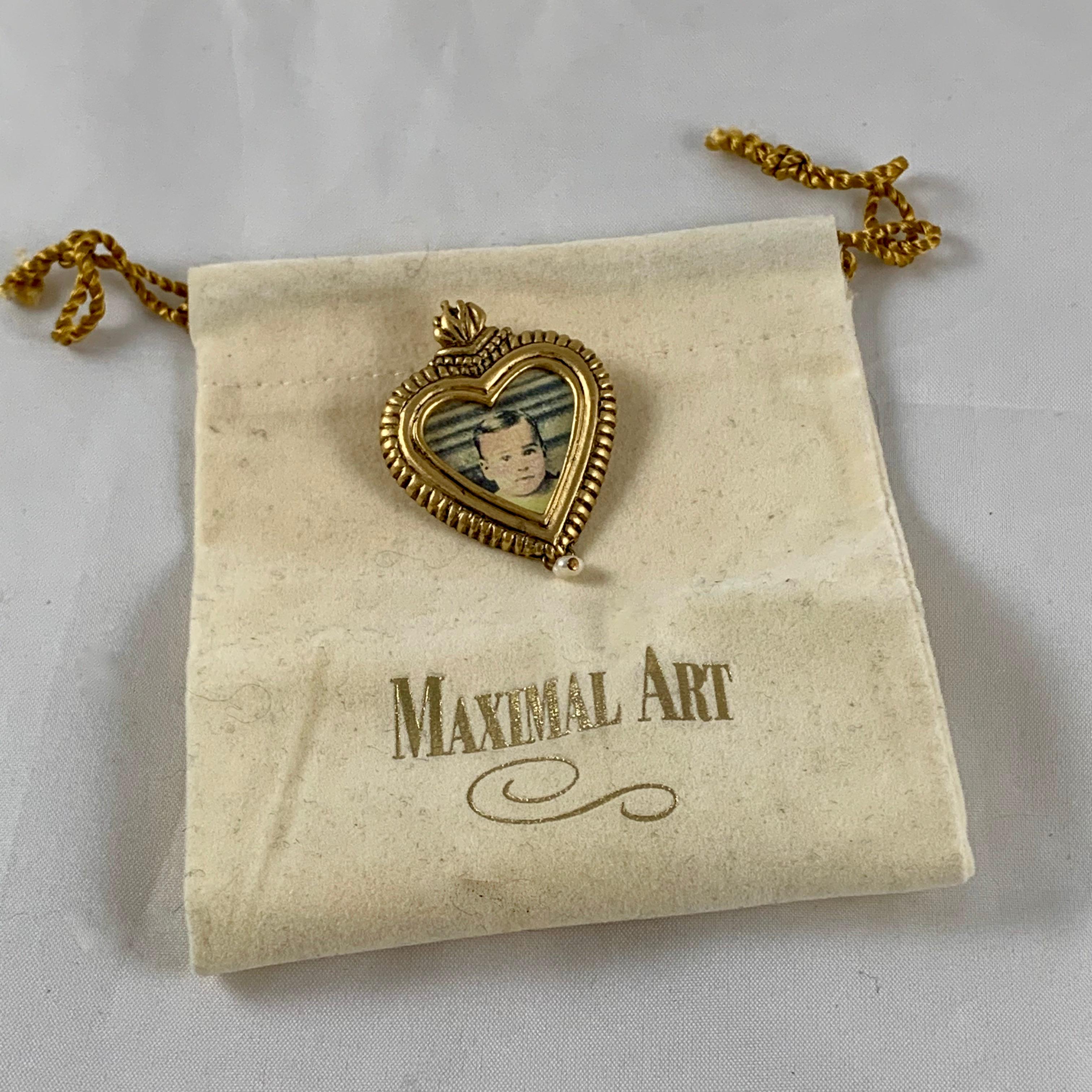 Style international Maximal Art - Épingle portrait en forme de cœur sacré, or et perles de rocaille, années 1980 en vente