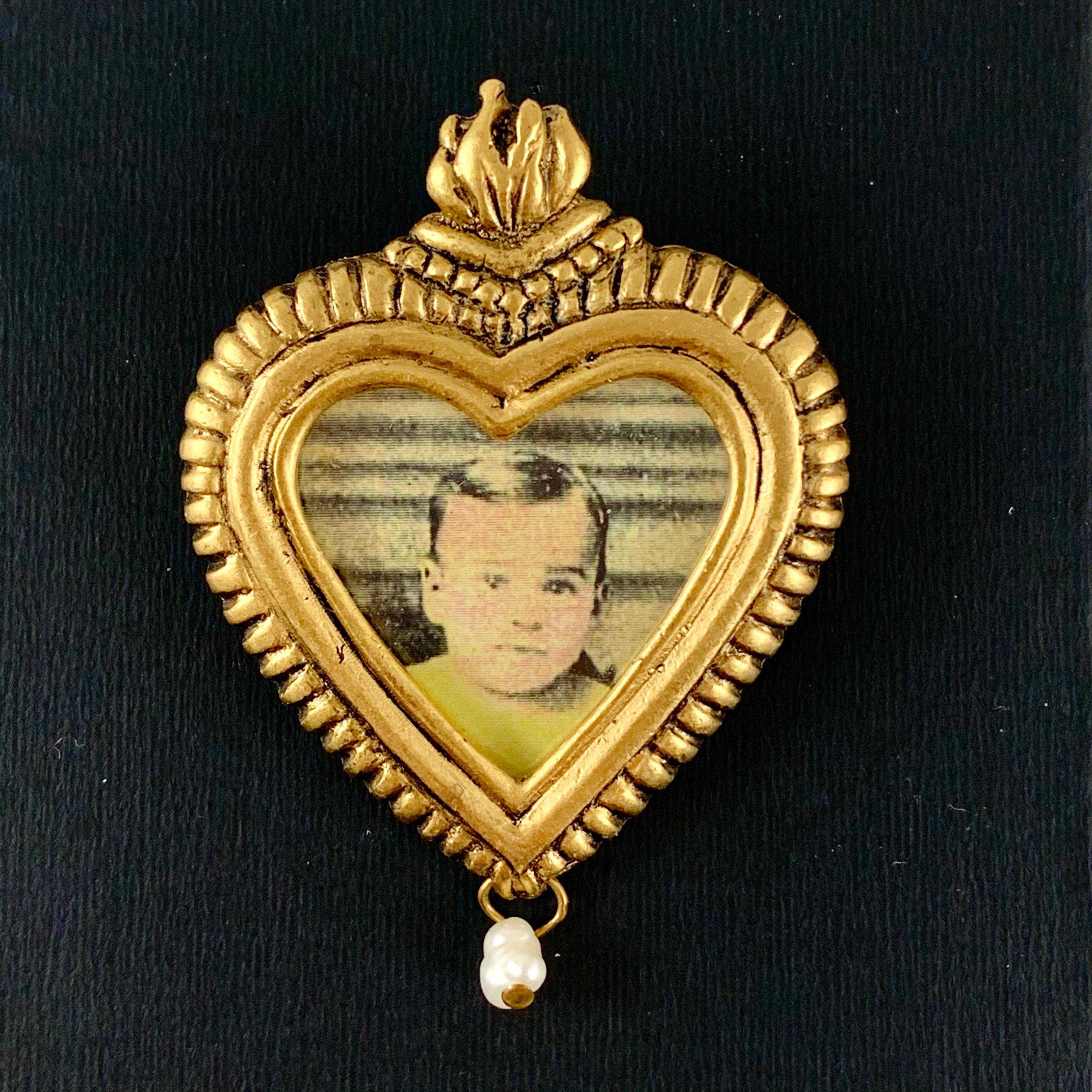 Américain Maximal Art - Épingle portrait en forme de cœur sacré, or et perles de rocaille, années 1980 en vente