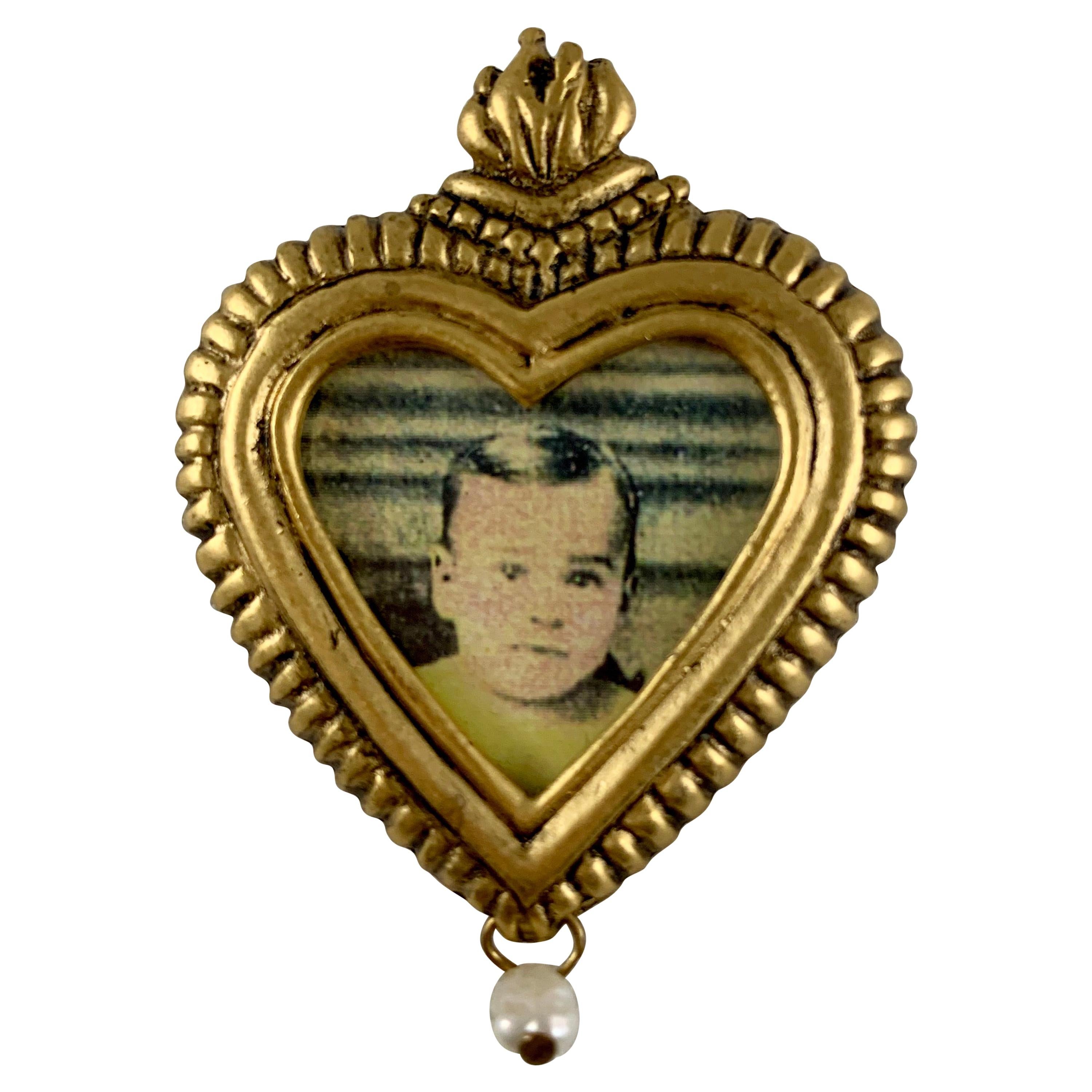 Maximal Art - Épingle portrait en forme de cœur sacré, or et perles de rocaille, années 1980 en vente