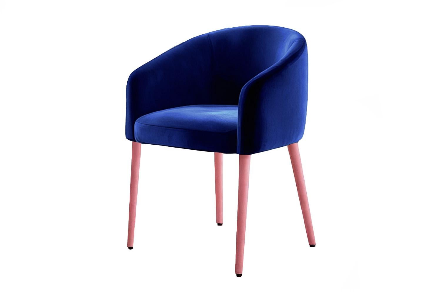 Maximalist Blauer Samt Schwarze Beine Esszimmerstuhl Utopía (Hollywood Regency) im Angebot