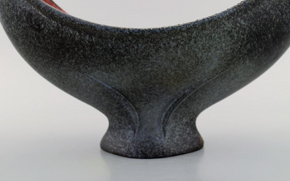 Maxime Fillon (1920-2003), Francia. Ciotola gigante in gres smaltato. Bellissimo smalto nelle tonalità del grigio e del rosso. 
Datato 1956.
Misure: 50 x 26 cm.
In ottime condizioni.
Firmato e datato.