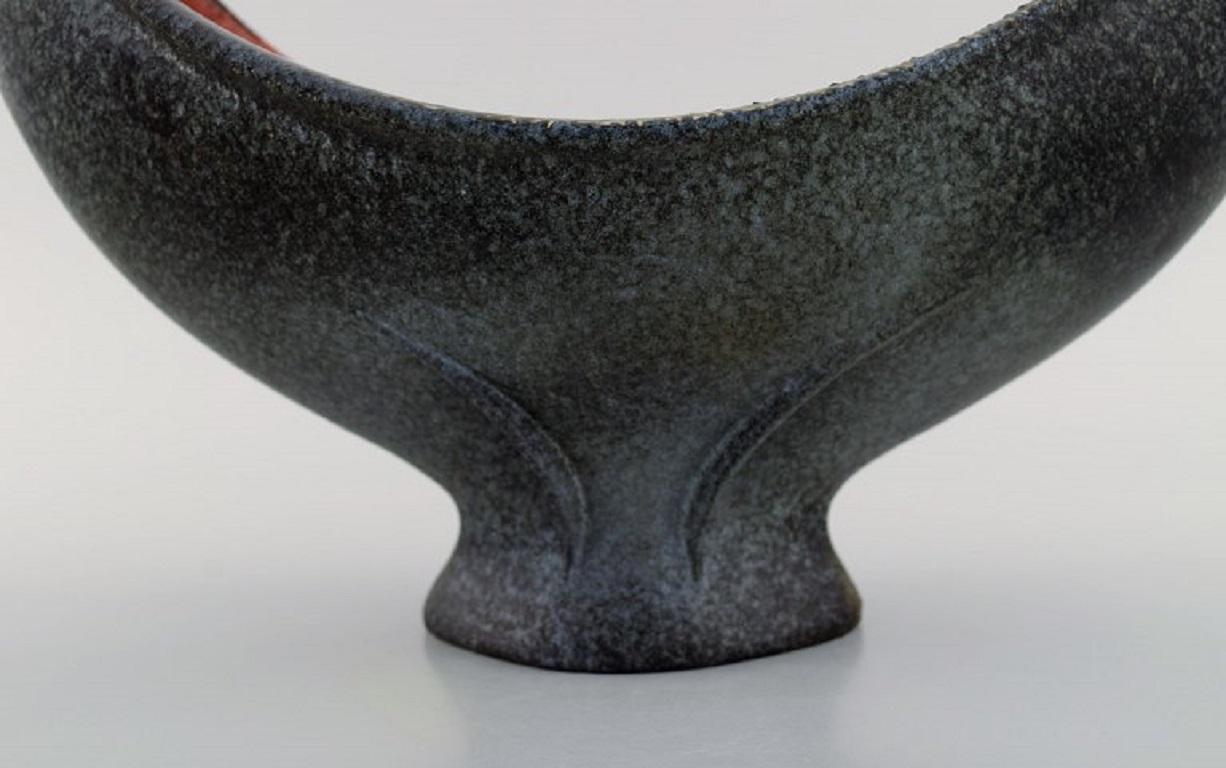 Maxime Fillon (1920-2003), Frankreich. Riesige Schale aus glasiertem Steingut. Schöne Glasur in grauen und roten Farbtönen. 
Datiert 1956.
Maße: 50 x 26 cm.
In ausgezeichnetem Zustand.
Unterzeichnet und datiert.