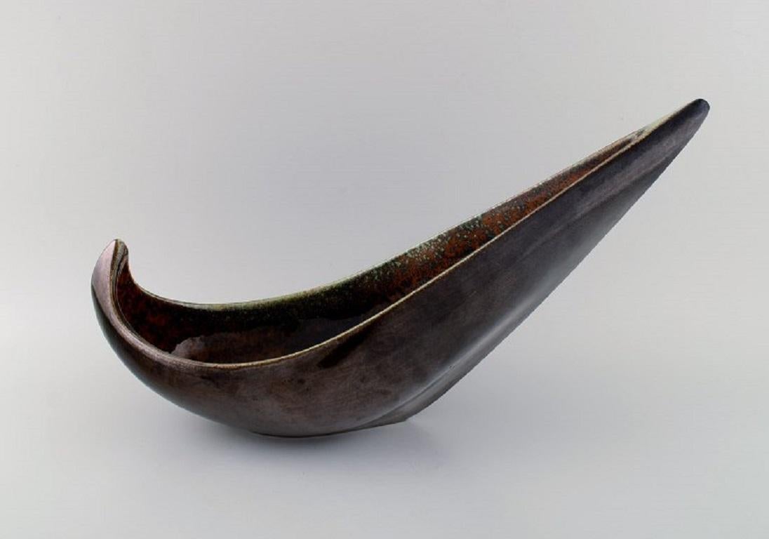 Maxime Fillon (1920-2003), Francia. 
Ciotola gigante a forma libera in gres smaltato. Metà del XX secolo.
Misure: 50 x 26 cm.
In ottime condizioni.
Firmato.