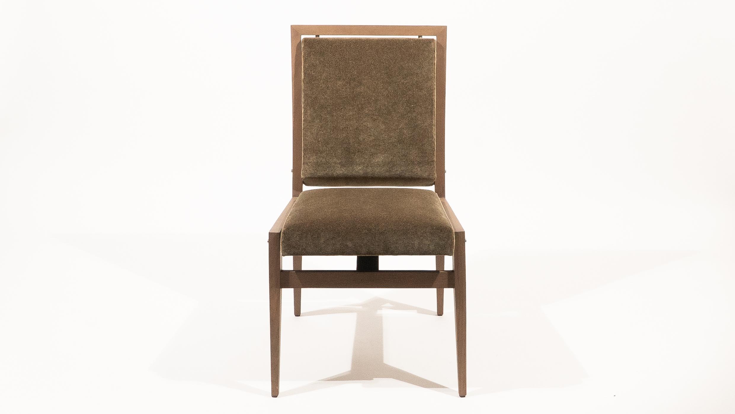 Dieser Esszimmerstuhl wurde 1960 von Maxime Old für die Stadtverwaltung von Rouen entworfen. Eines der emblematischsten Projekte des Designers. Die ANNE JACQUEMIN SABLON GALLERY präsentiert eine zeitgenössische Ausgabe des Councill-Stuhls, der sich