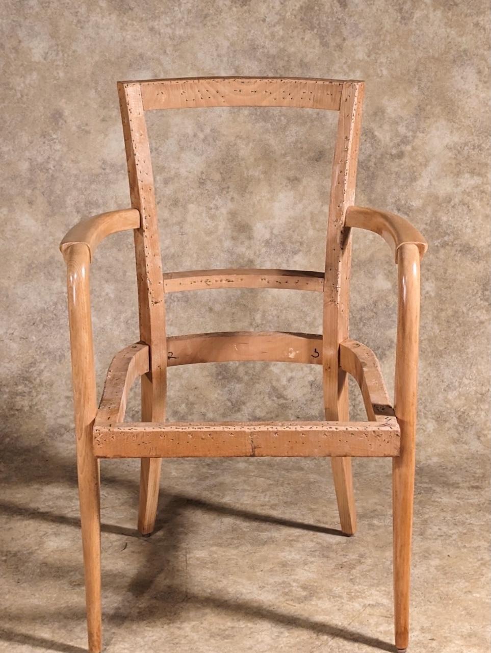 Poltrona singola Art Déco francese di Maxime Old, 1937 circa, in sicomoro. Il telaio restaurato e rifinito è pronto per essere imbottito. 23