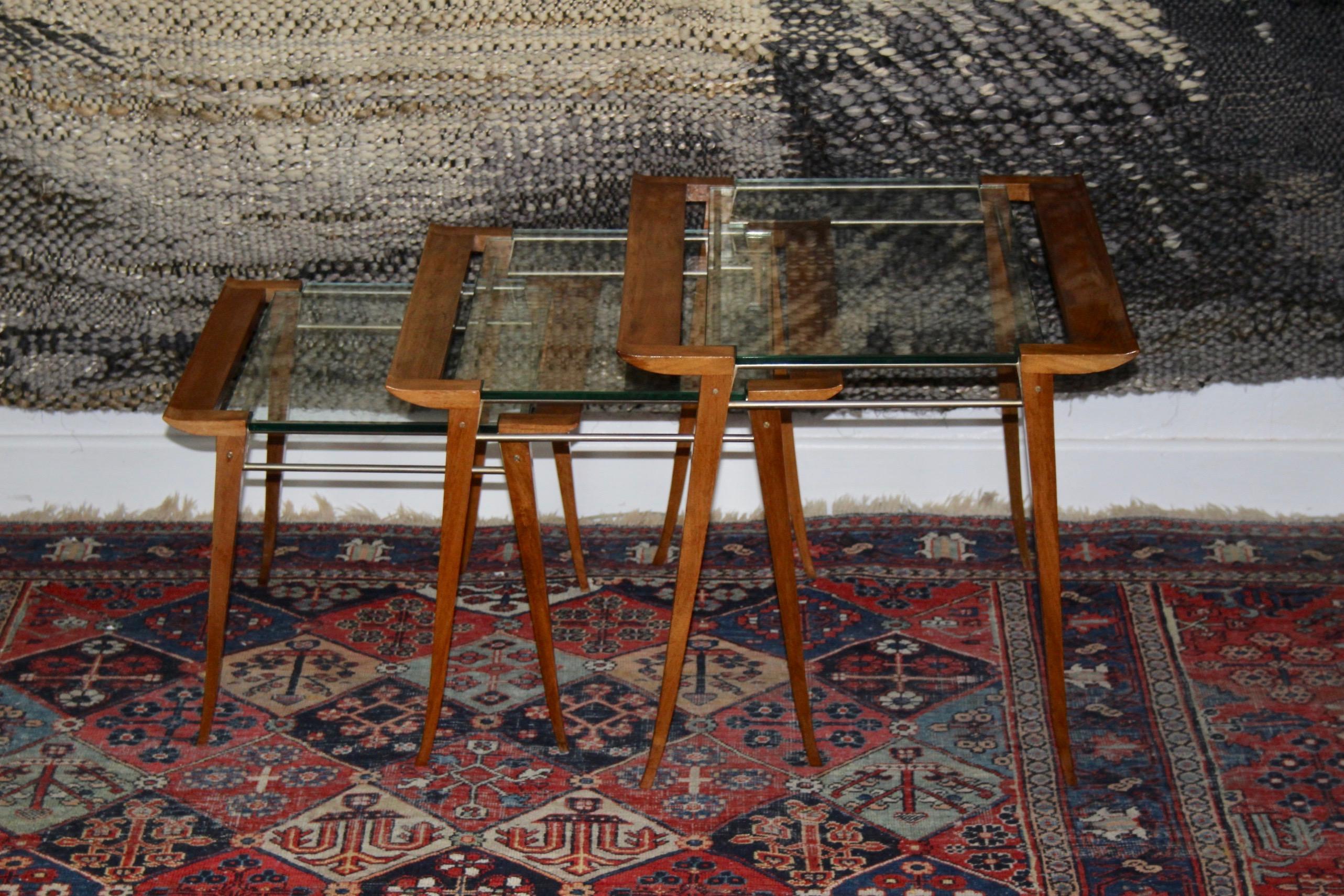 Maxime Tables gigognes anciennes, circa 1940, France , il y a une restauration discrète sous le pied de la plus grande table voir photo , la dimension quand les tables sont ouvertes est la longueur 120 cm