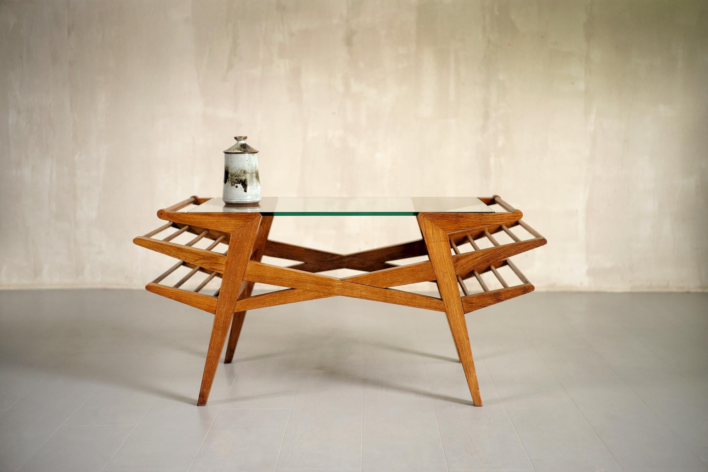 Maxime Old (1910-1991), Oak coffee table, France 1950.
Elegance and rationality are the hallmarks of Maxime Old's work. Produced during the Reconstruction period, this superb table demonstrates all its creativity and high standards.