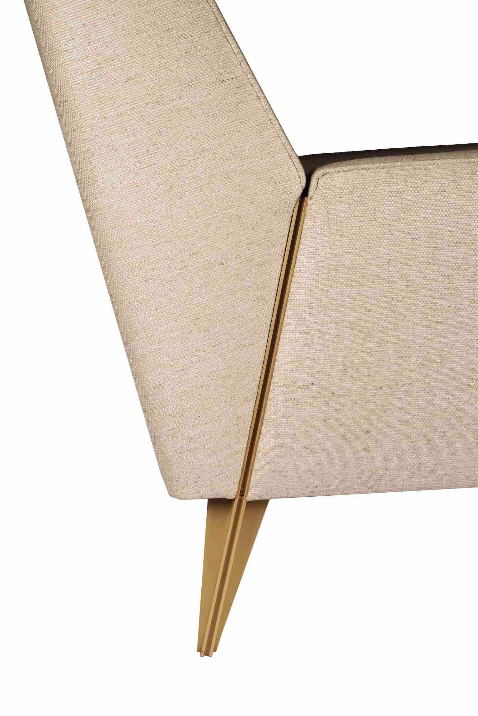 Sillón Détente de Maxime Old, una edición contemporánea del  Galería Anne Jacquemin Sablon. Un sillón angular de tela sobre patas de acero. El respaldo de la silla está dividido en dos secciones. Diseñado para la sala de primera clase de un