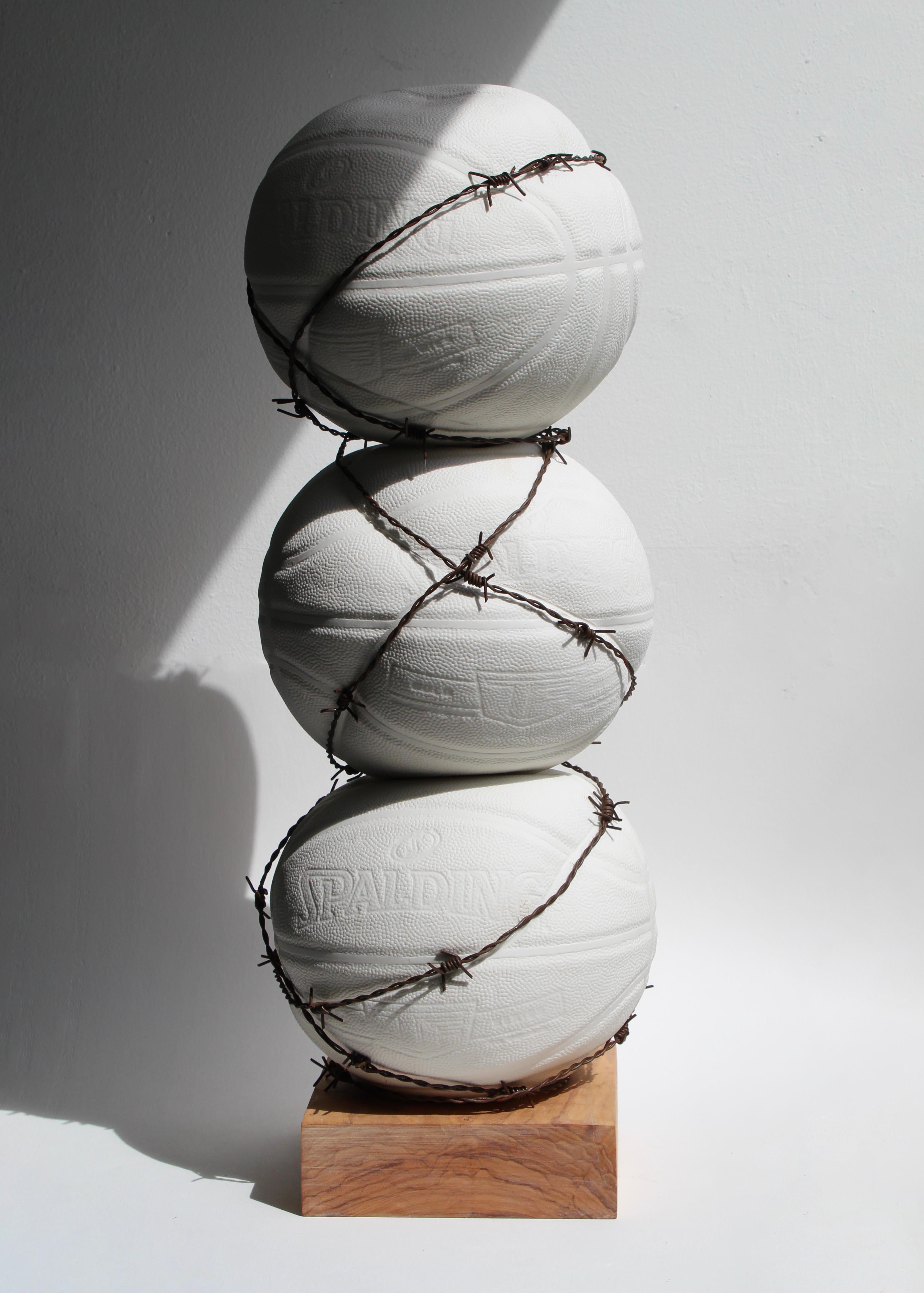 Limitierte Auflage von 12 Stück. 

Maxime Siau, 1993 in Südfrankreich geboren, ist ein Bildhauer und Künstler, dessen Werk ein ausgeprägtes Umweltbewusstsein verkörpert. Mit einer sorgfältigen Auswahl der Materialien und einer klaren Botschaft, die