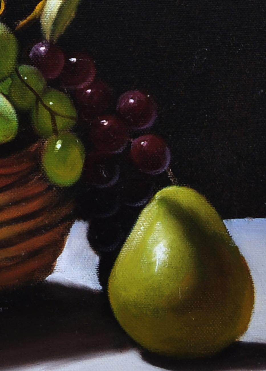 Corbeille avec fruits - Hyperréalisme - Huile sur toile Nature morte italienne  - Noir Still-Life Painting par Maximilian Ciccone