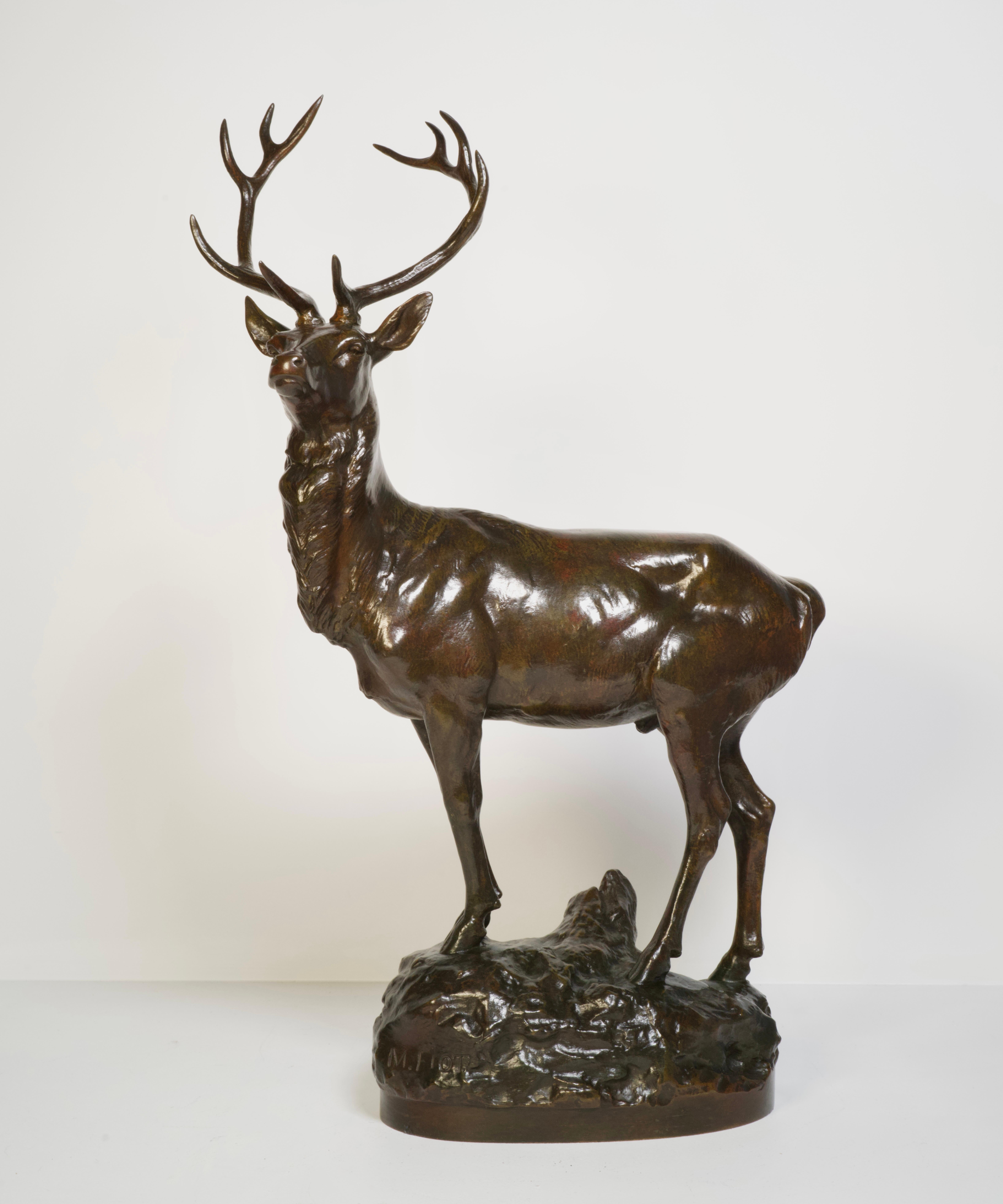 Ce Cerf aux aguets est une sculpture en bronze à patine brune, signée "M. FIOT", portant la marque de fondeur « Susse Frs Edts Paris ». Il a pour particularités d'avoir également deux cachets de fondeurs : la pastille circulaire de Susse, ainsi que